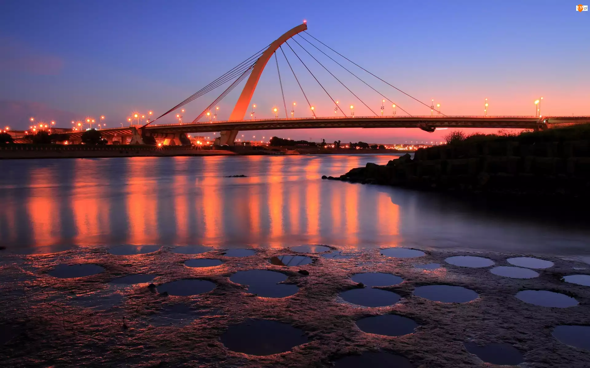 Noc, Most, Rzeka
