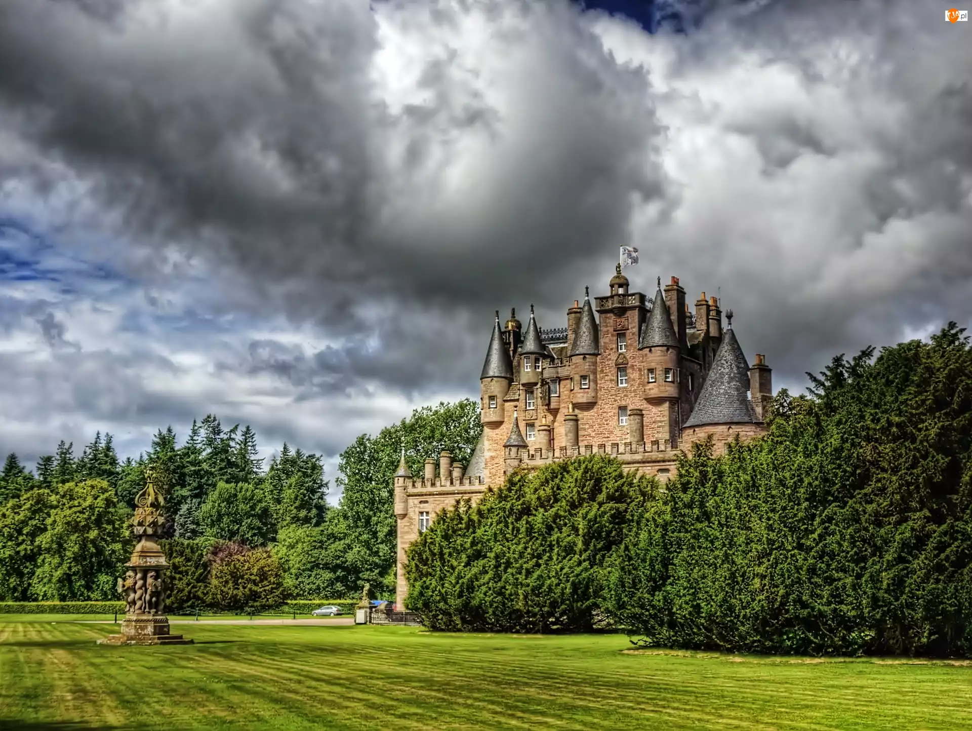 Glamis Castle, Zamek Glamis, Park, Chmury, Szkocja, Ciemne