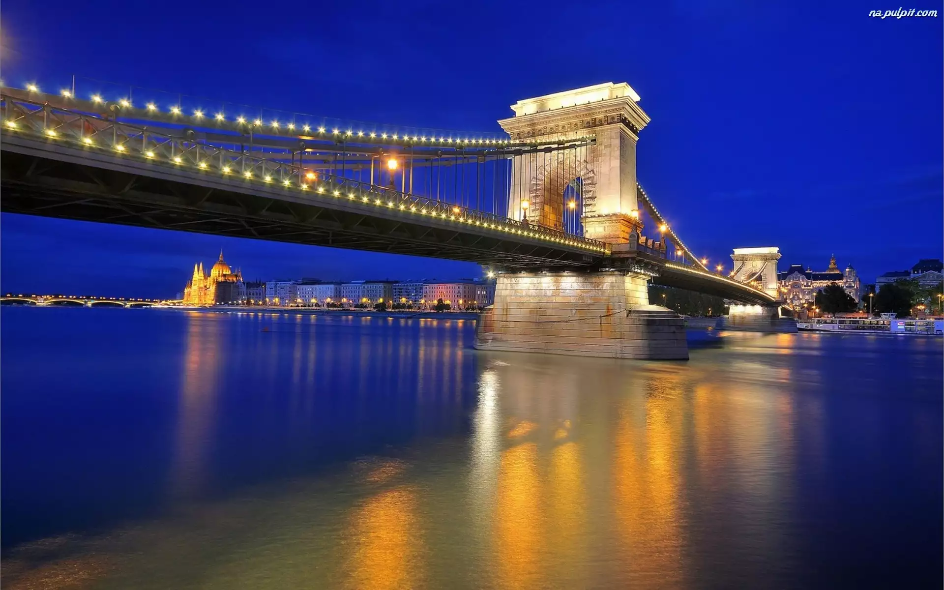Budapeszt, Most, Miasto nocą