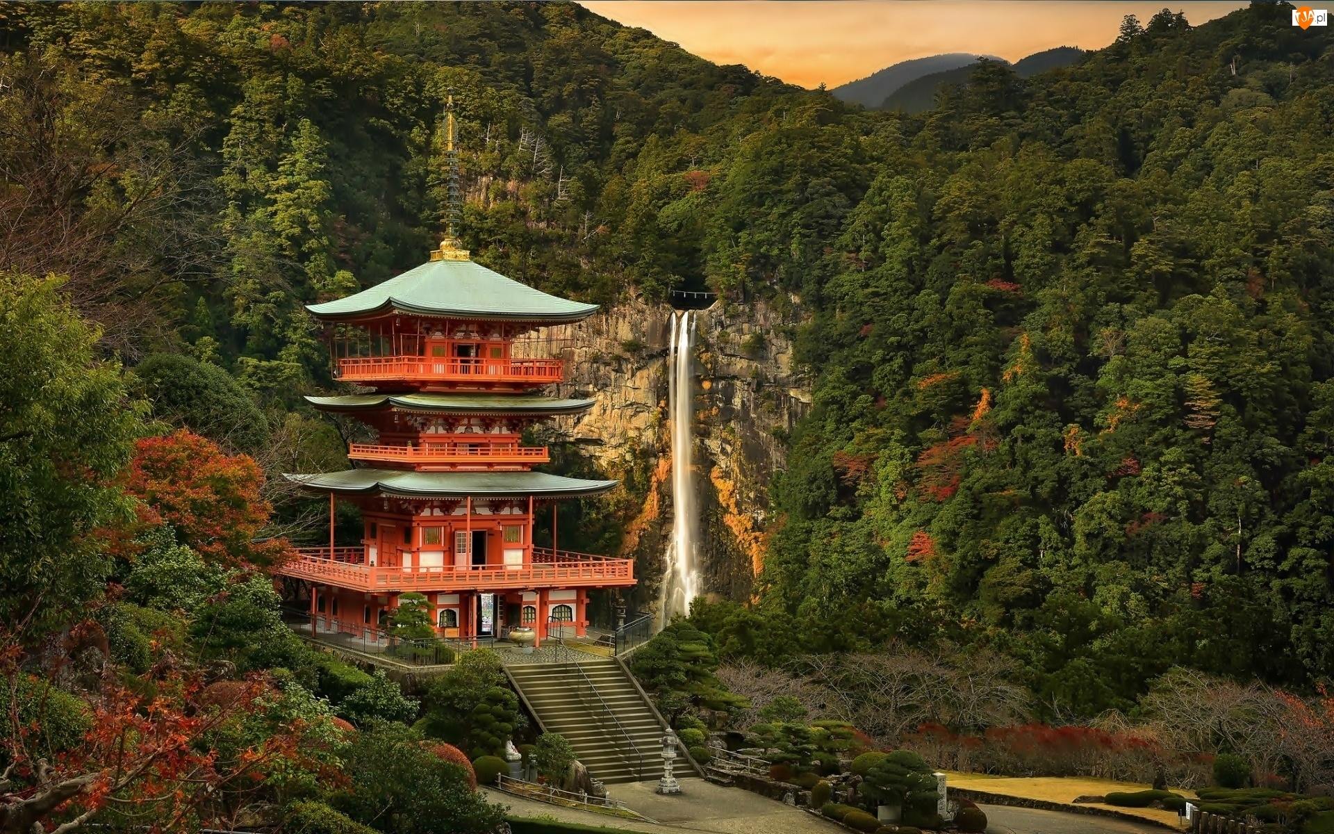 Świątynia buddyjska Seiganto-ji, Góry, Prefektura Wakayama, Japonia, Wodospad Nachi