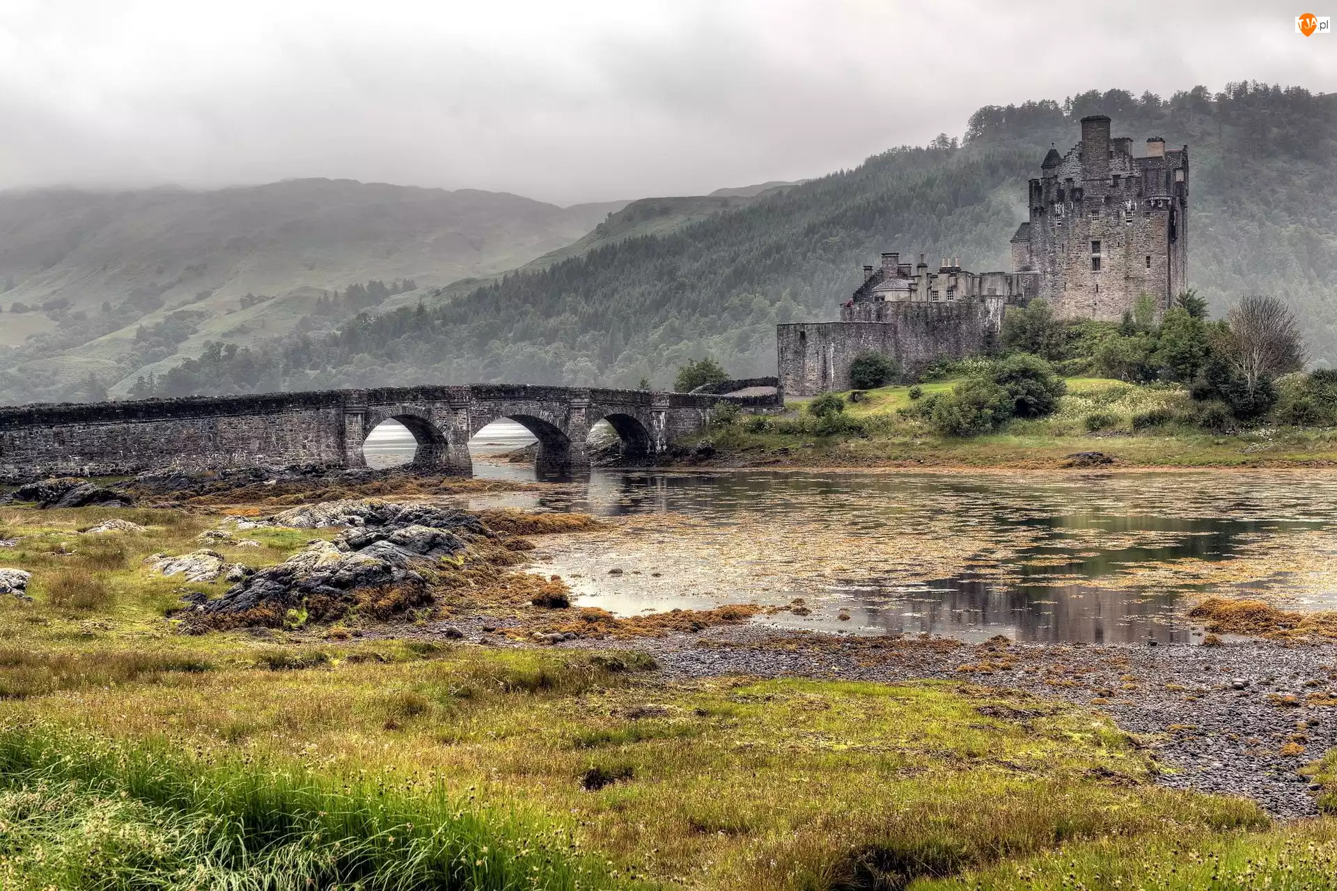 Most, Jezioro Loch Duich Eilean Donan, Zamek Eilean Donan Castle, Szkocja, Wzgórza