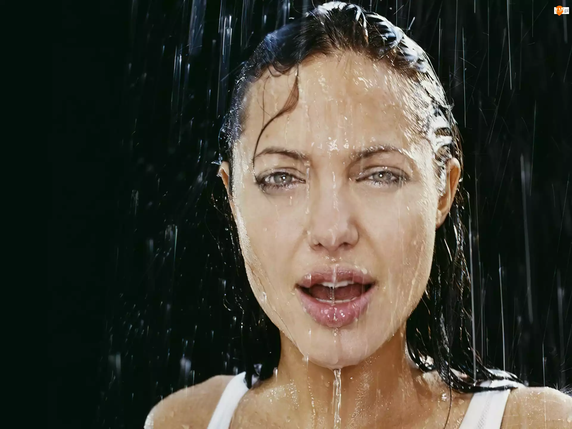 mokra twarz, Angelina Jolie