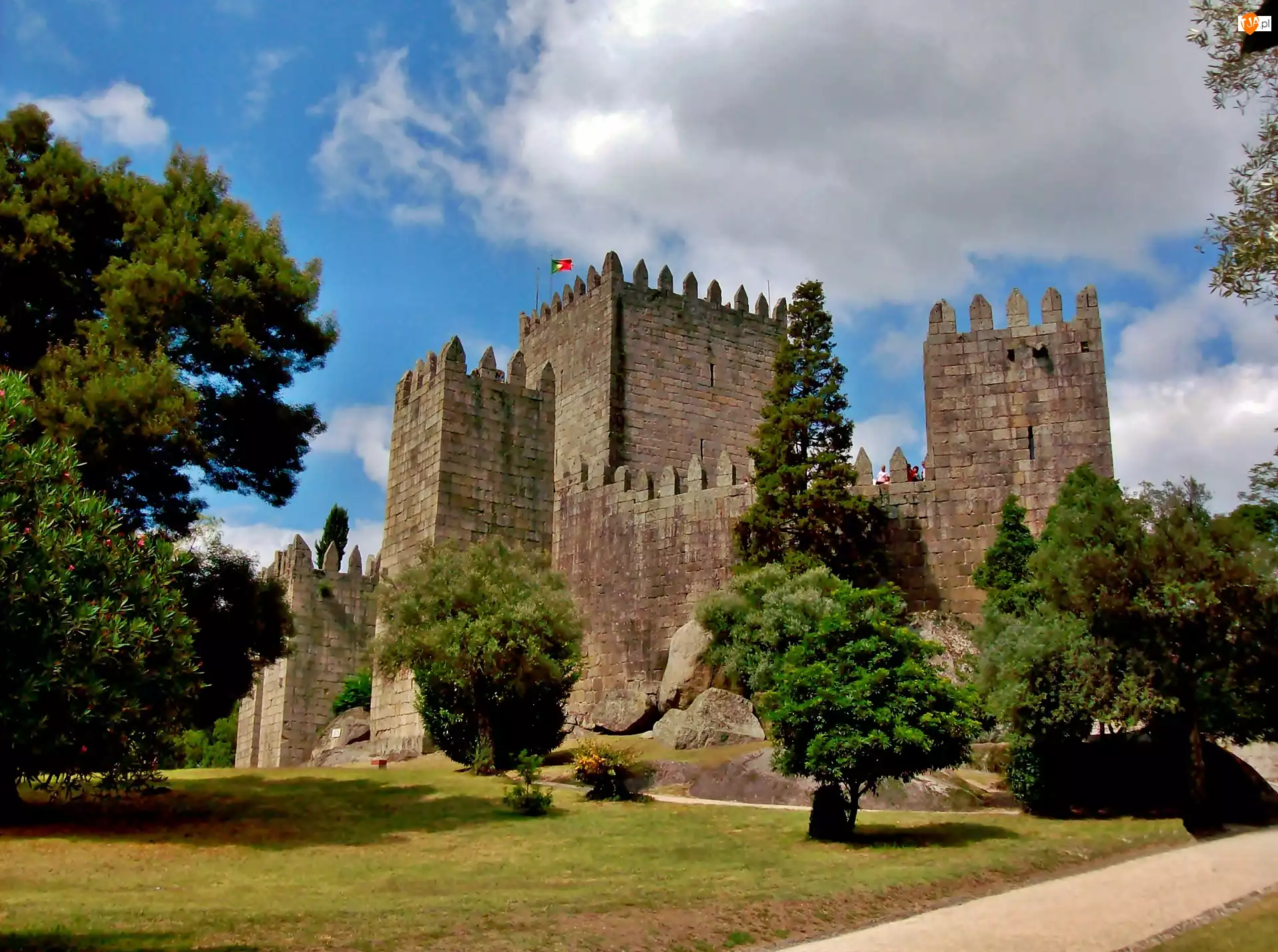 Dystrykt Braga, Guimarães, Trawnik, Zamek w Guimaraes, Drzewa, Droga, Portugalia