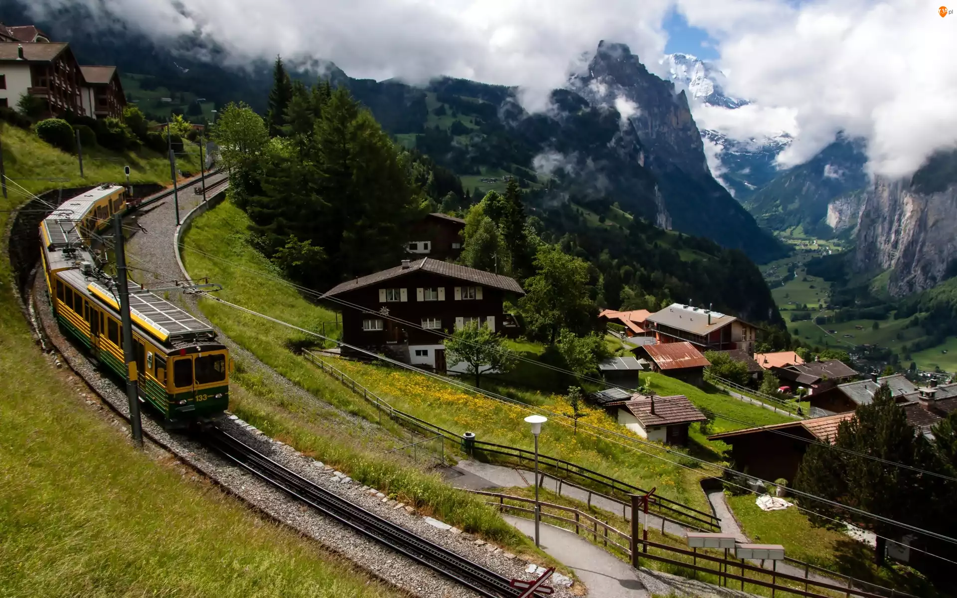 Kolej, Pociąg, Szwajcaria, Domy, Lauterbrunnen, Chmury, Góry