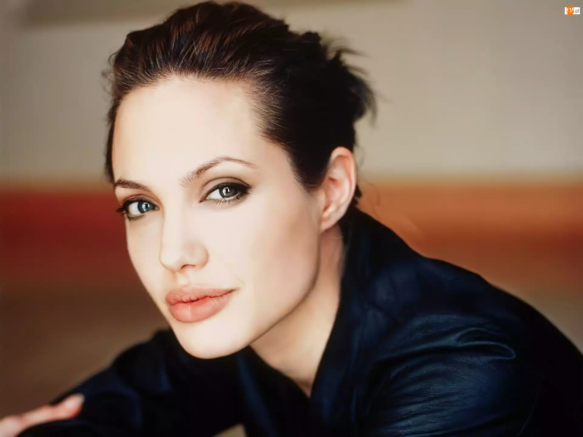 czarna koszula, Angelina Jolie