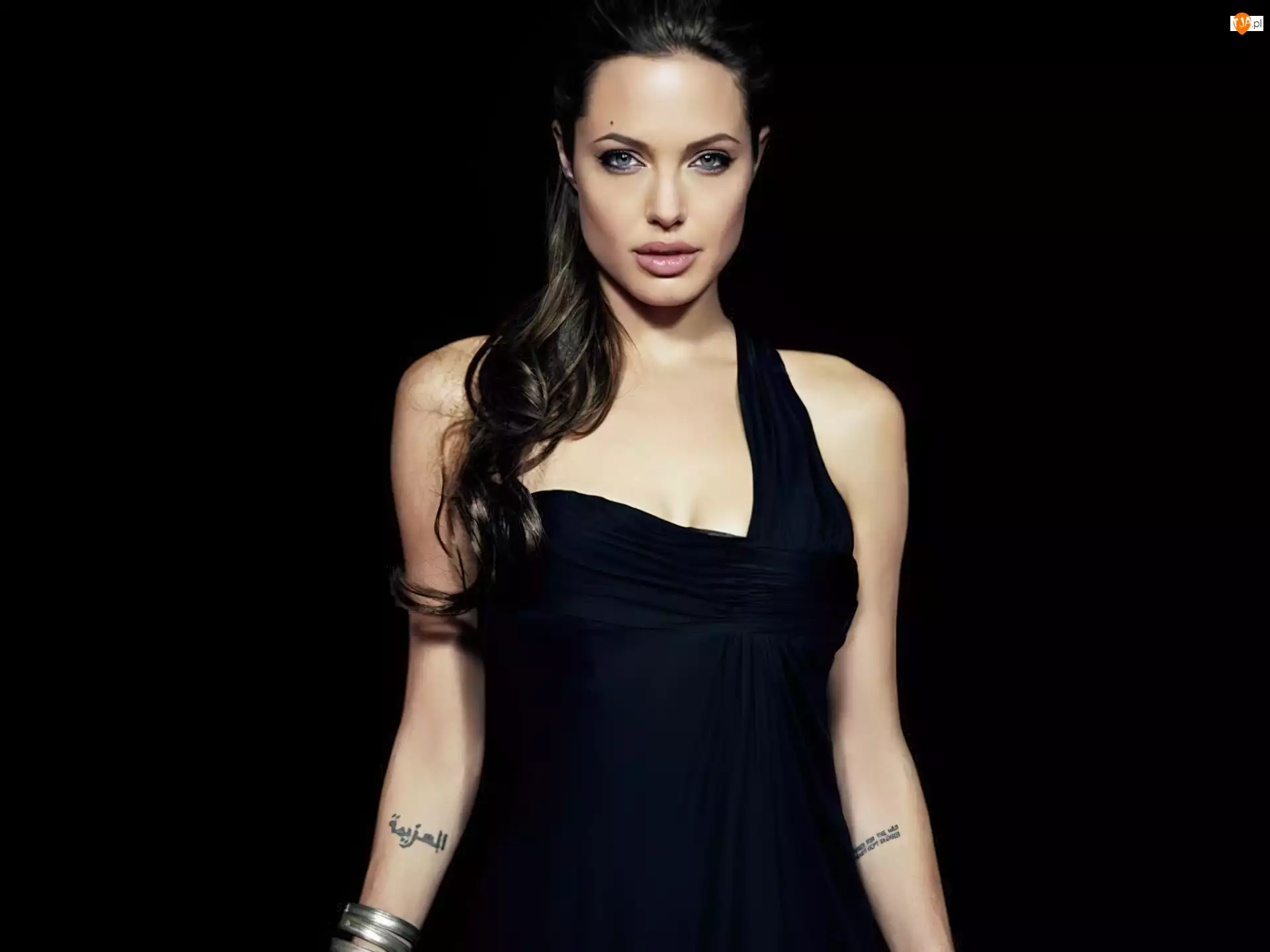 czarny strój, Angelina Jolie