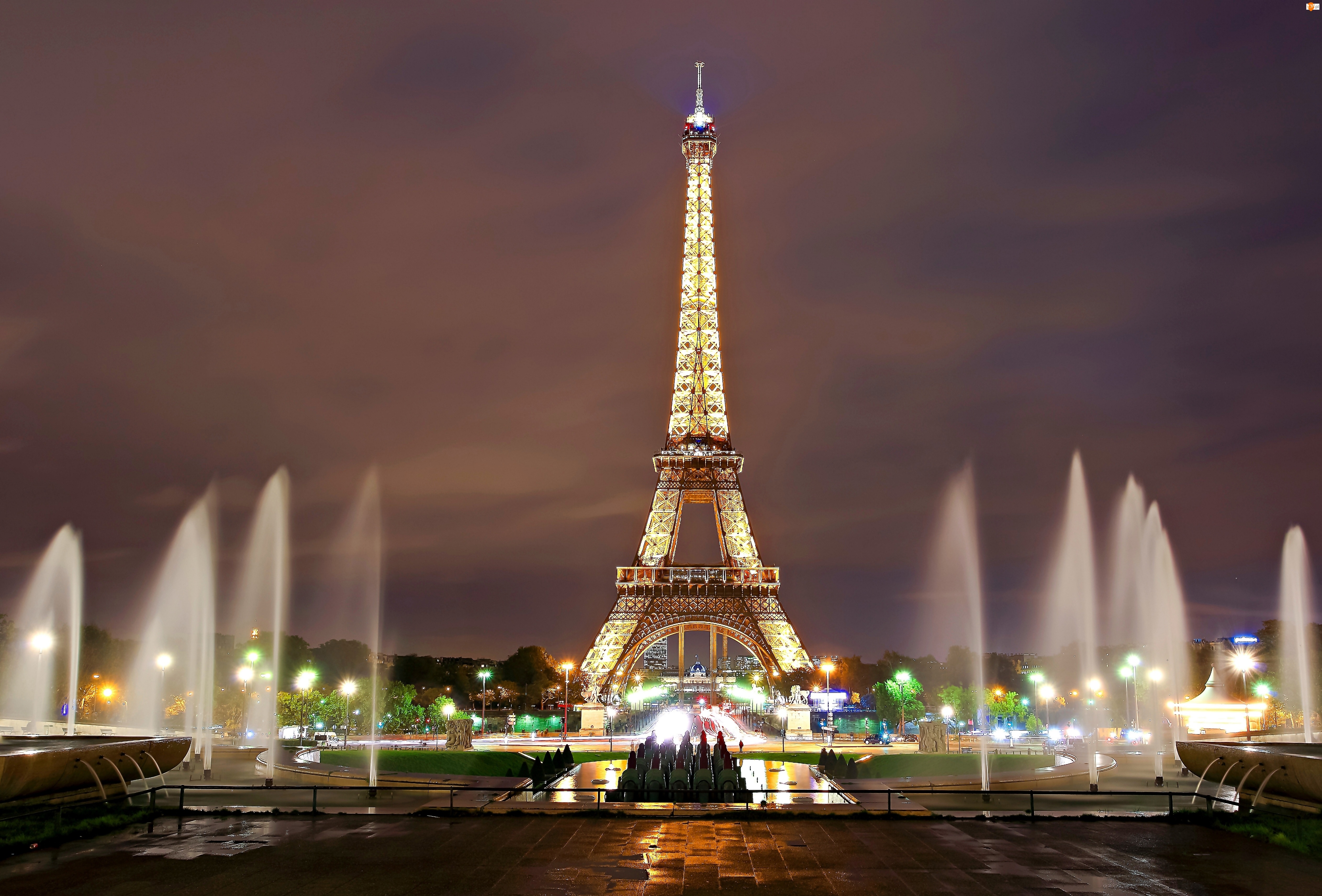 Nocą, Wieża Eiffla, Fontanny, Paryż