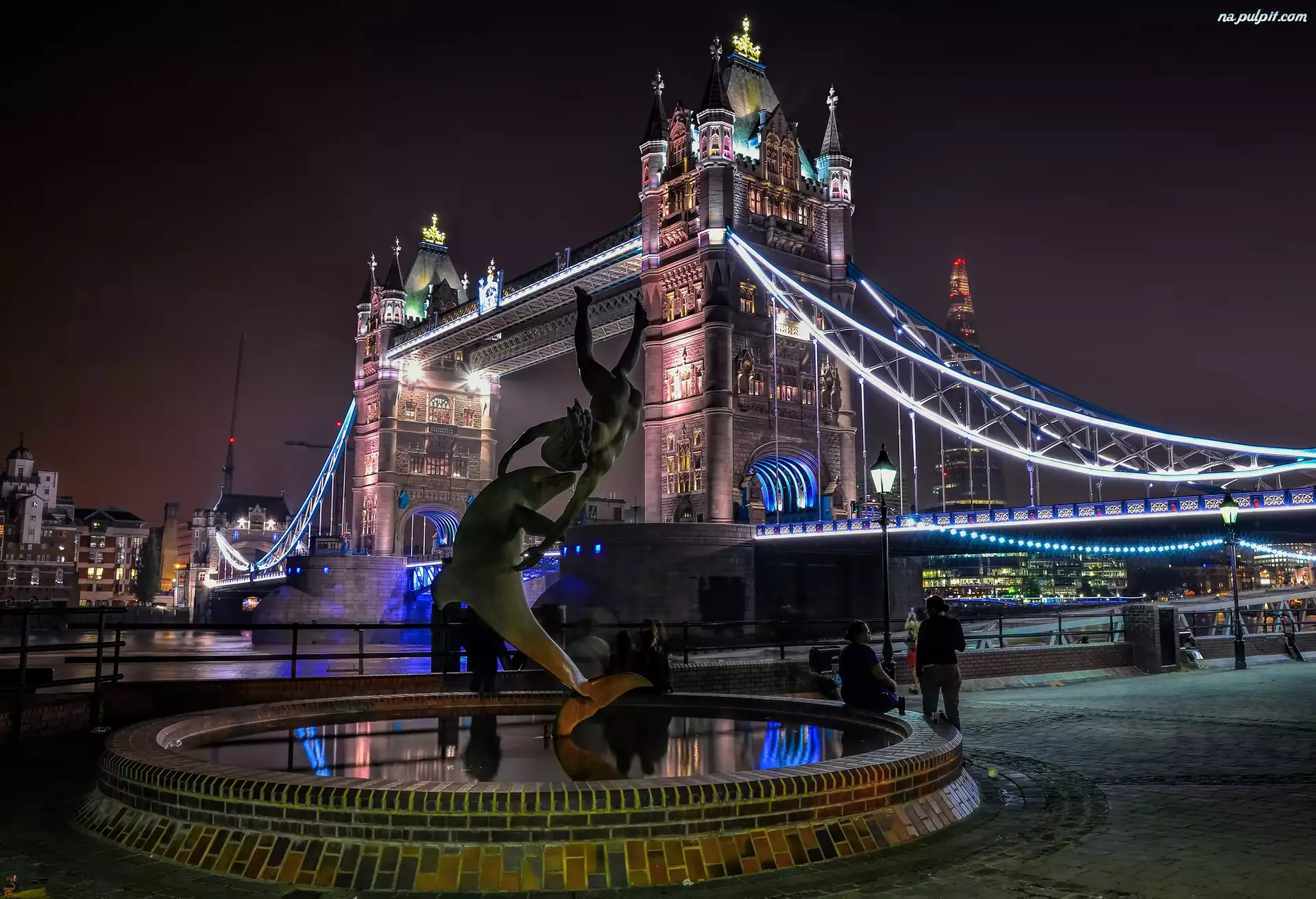 Londyn, Girl with a Dolphin, Tower Bridge, statue, noc