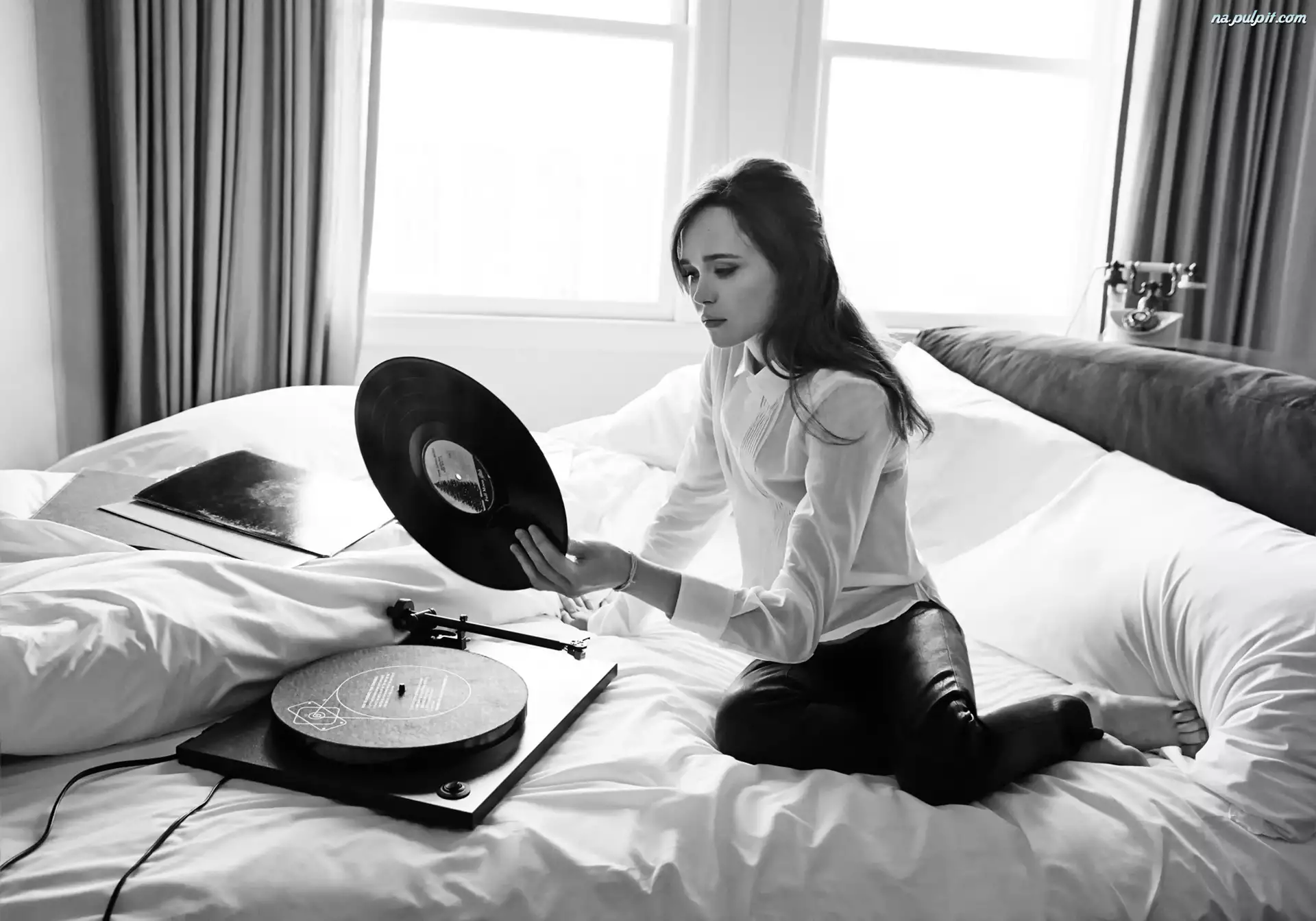 Płyta, Winylowa, Ellen Page, Sypialnia, Kobieta, Okna, Gramofon, Łóżko