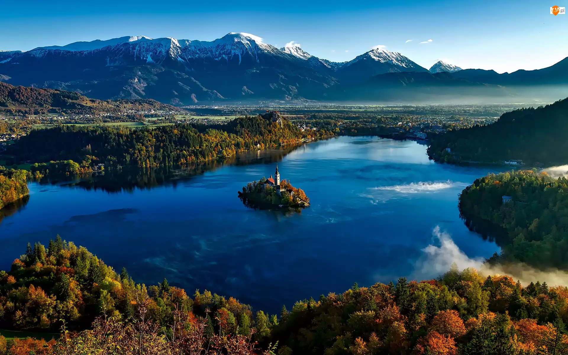 Zachód słońca, Wyspa Blejski Otok, Drzewa, Jezioro Bled, Kościół Wniebowzięcia Marii Panny, Chmury, Słowenia, Góry