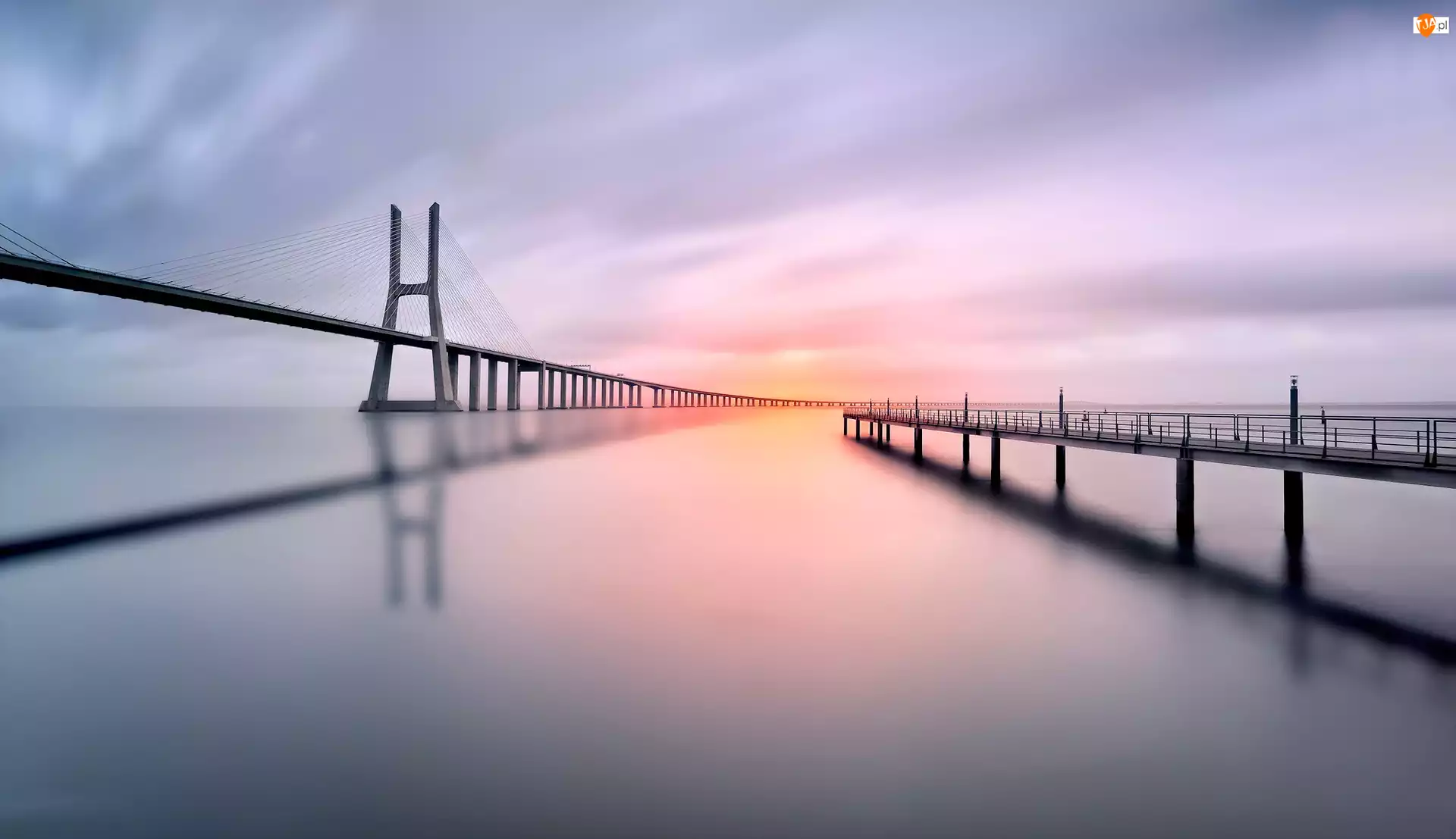 Wschód Słońca, Portugalia, Rzeka Tag, Most Vasco da Gamy, Molo
