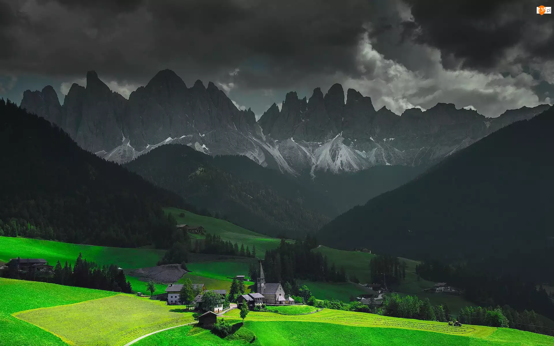 Ciemne, Kościół, Chmury, Dolomity, Domy, Włochy, Masyw Odle, Dolina Val di Funes, Góry