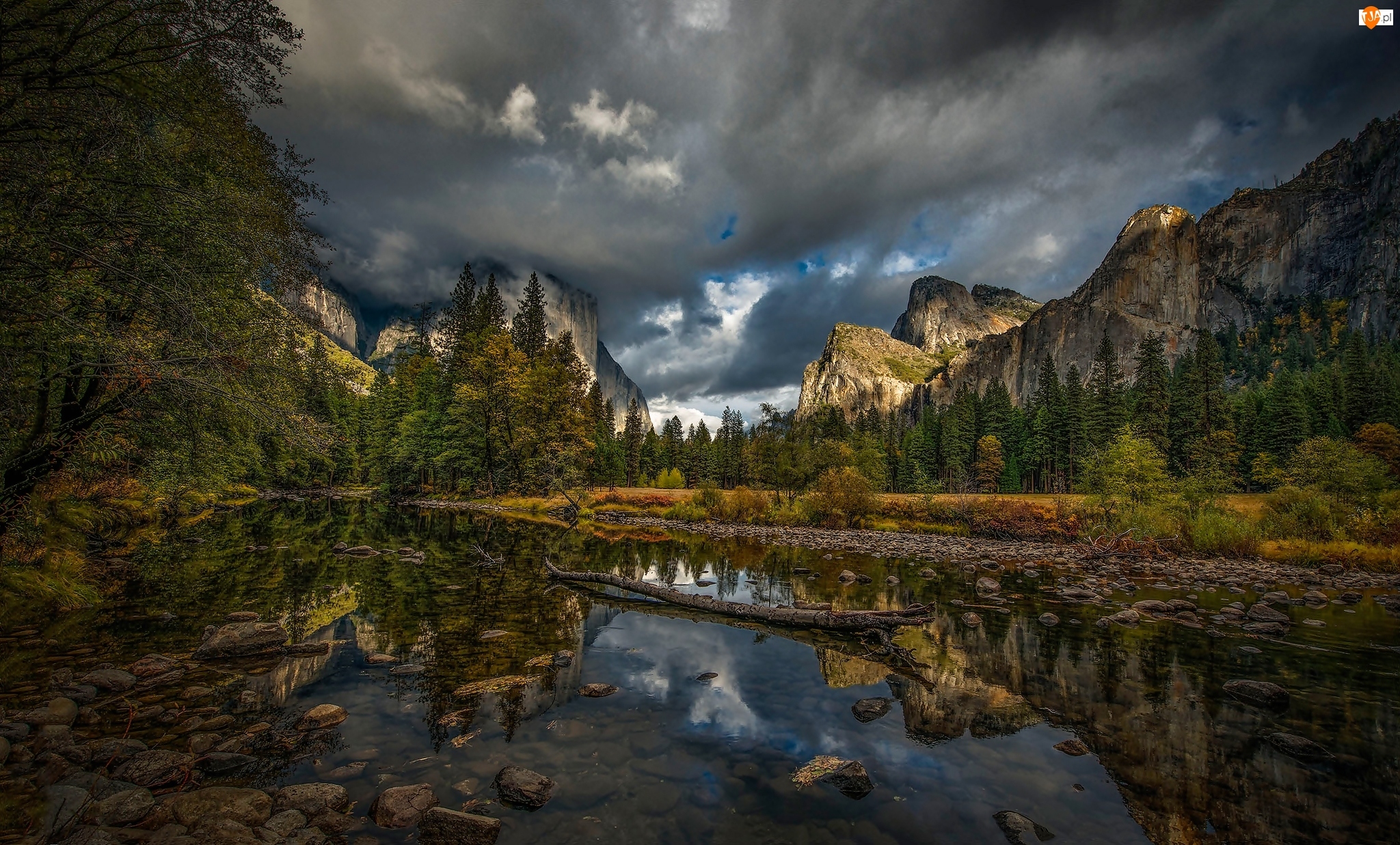 Rzeka Merced, Stan Kalifornia, Drzewa, Chmury, Las, Park Narodowy Yosemite, Góry, Stany Zjednoczone, Ciemne