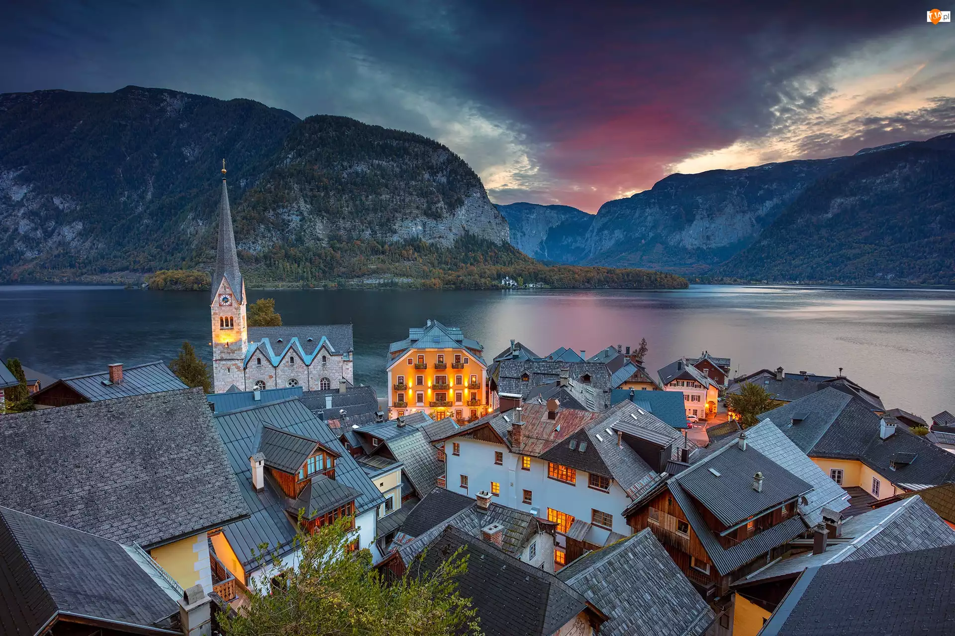 Hallstatt, Jezioro Hallstättersee, Alpy Salzburskie, Austria, Góry, Kościół, Domy