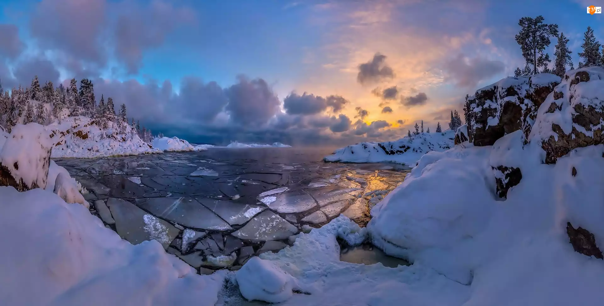 Duże Jezioro W Rosji Krzyżówka Oblodzone jezioro Ładoga w Rosji o świcie