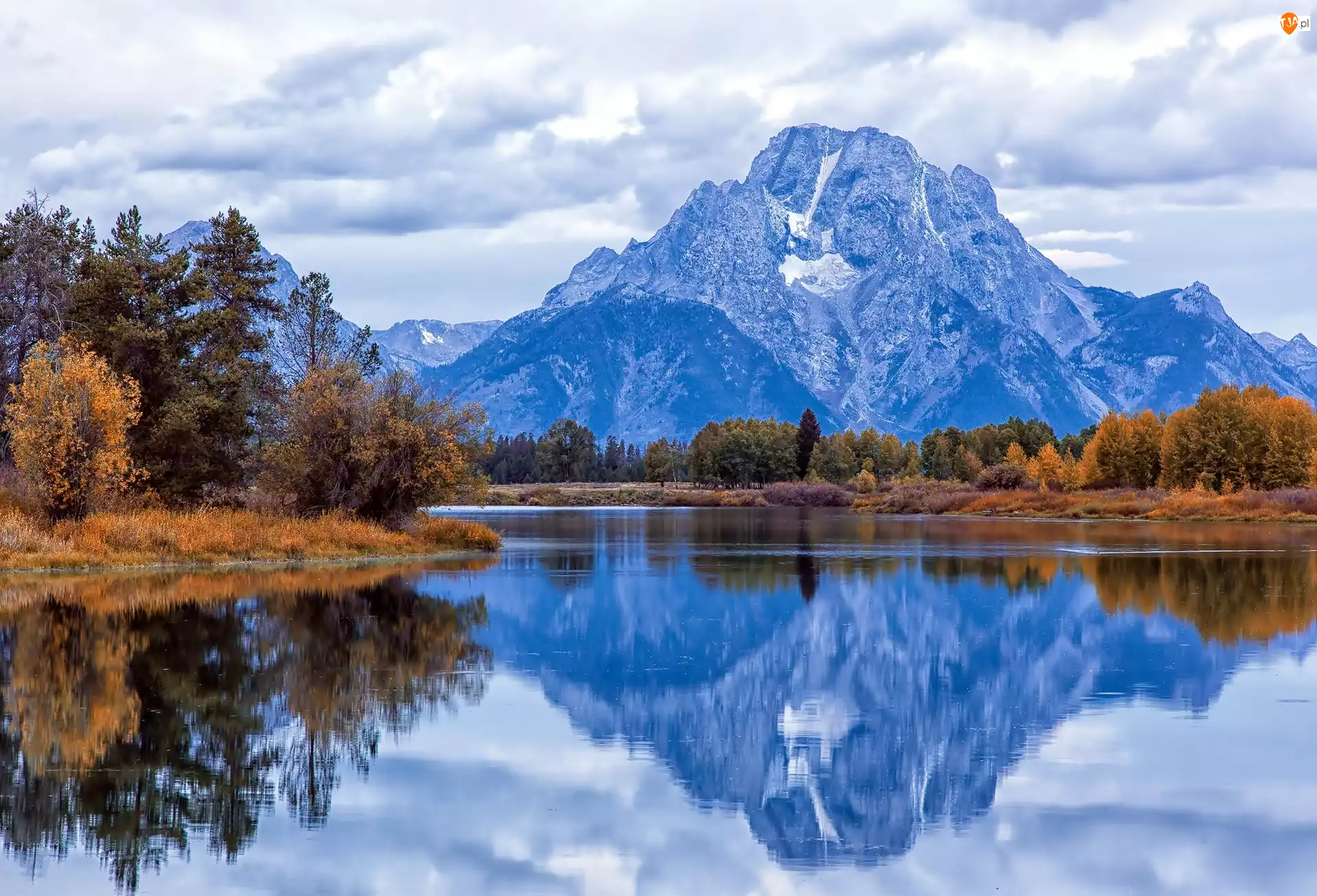 Jezioro Jackson Lake, Jesień, Stan Wyoming, Góry, Stany Zjednoczone, Szczyt Mount Moran, Park Narodowy Grand Teton, Drzewa