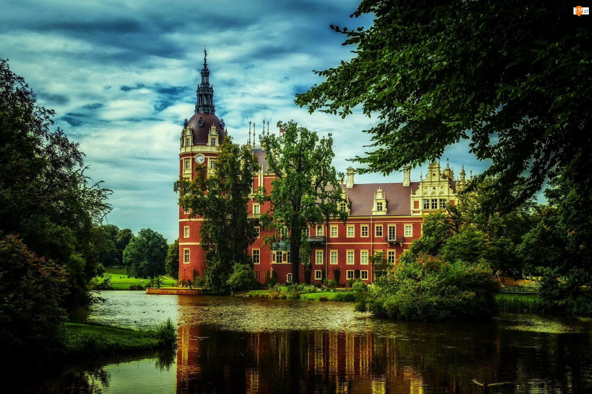 Zamek Schloss Muskau, Rzeka Nysa Łużycka, Niemcy, Drzewa, Saksonia, Mużaków