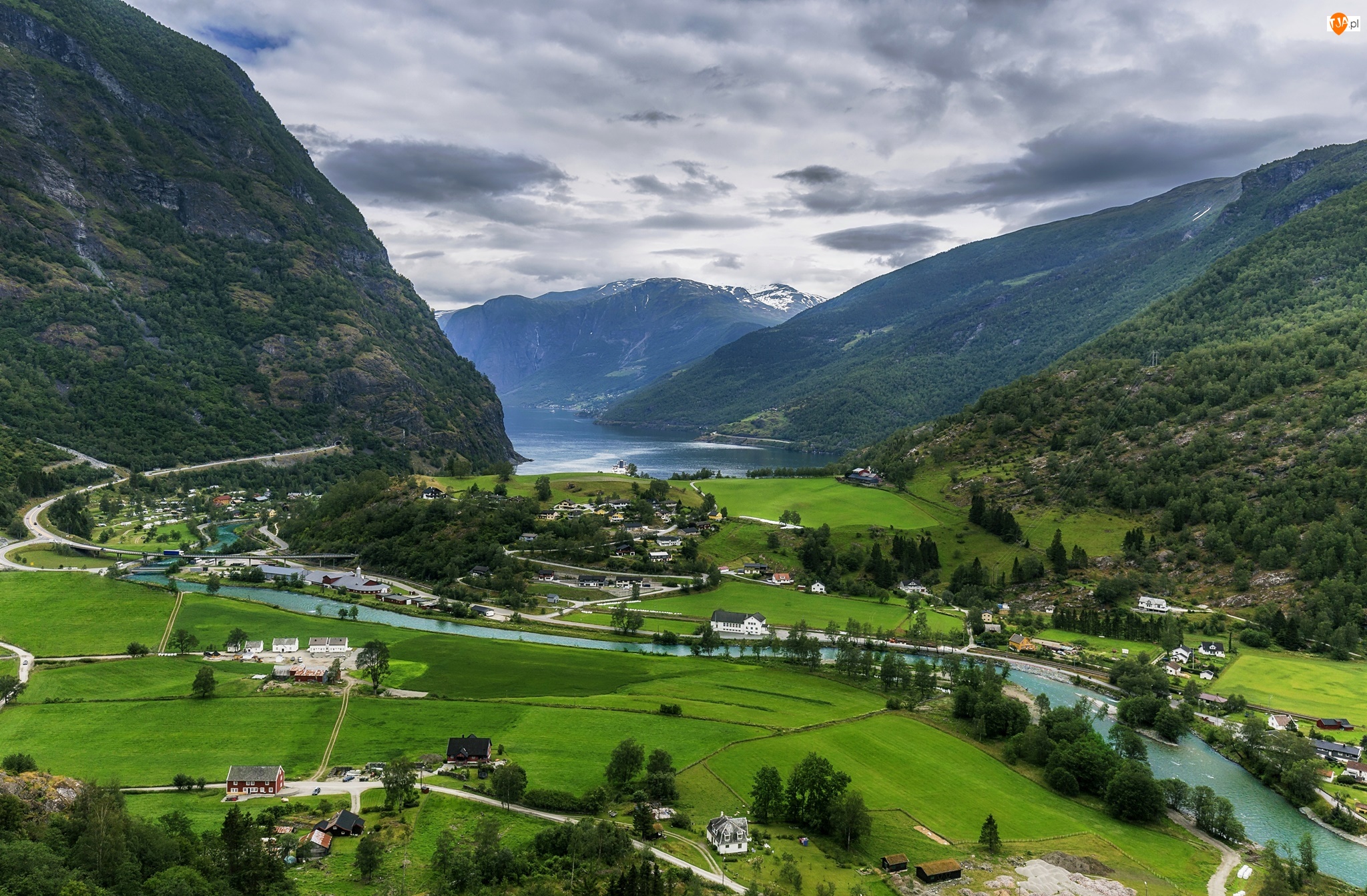 Aurland, Dolina Flåmsdalen, Z lotu ptaka, Norwegia, Domy, Rzeka, Góry