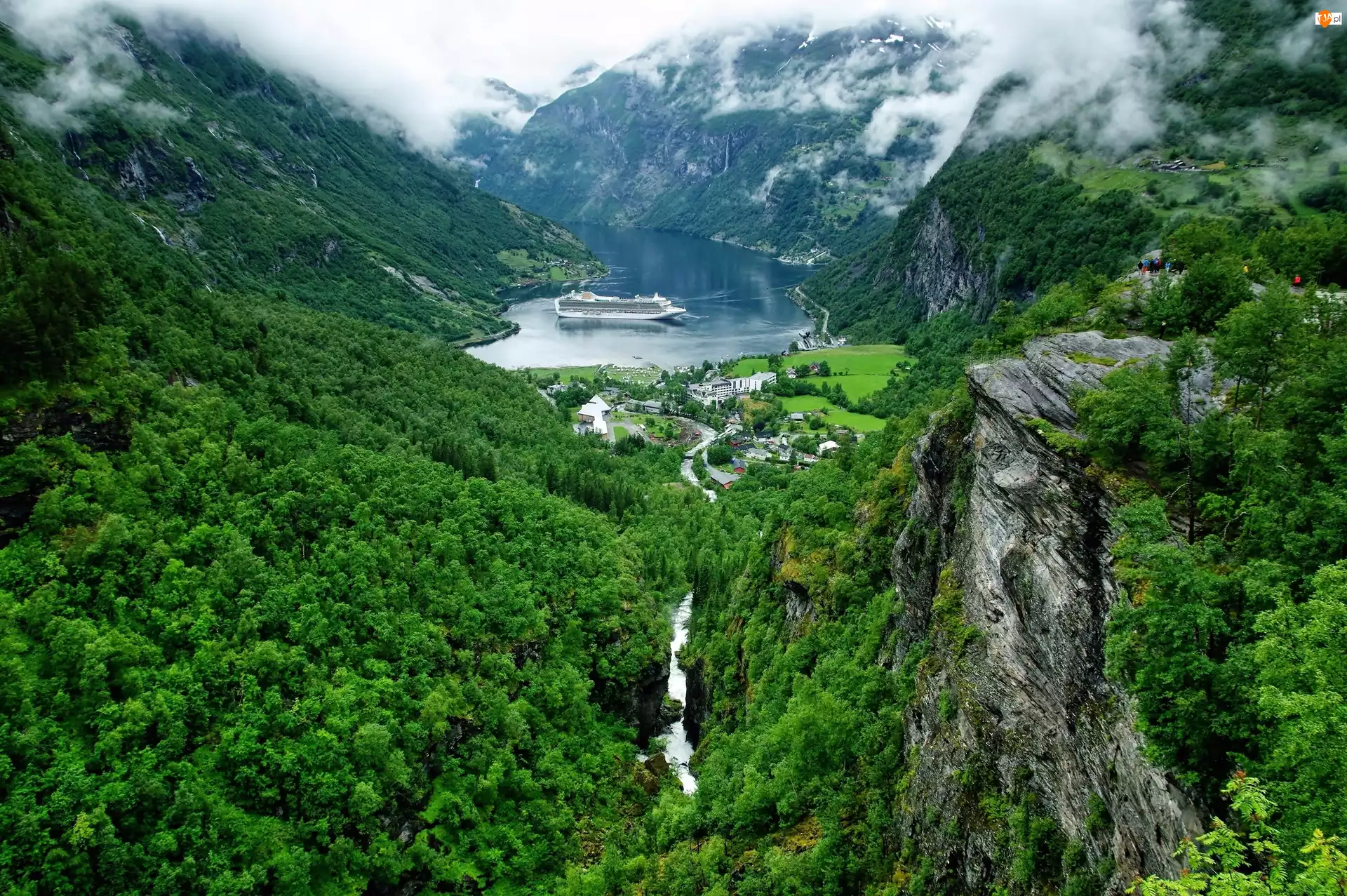 Dolina, Miasteczko, Geirangerfjord, Fiord, Góry, Norwegia