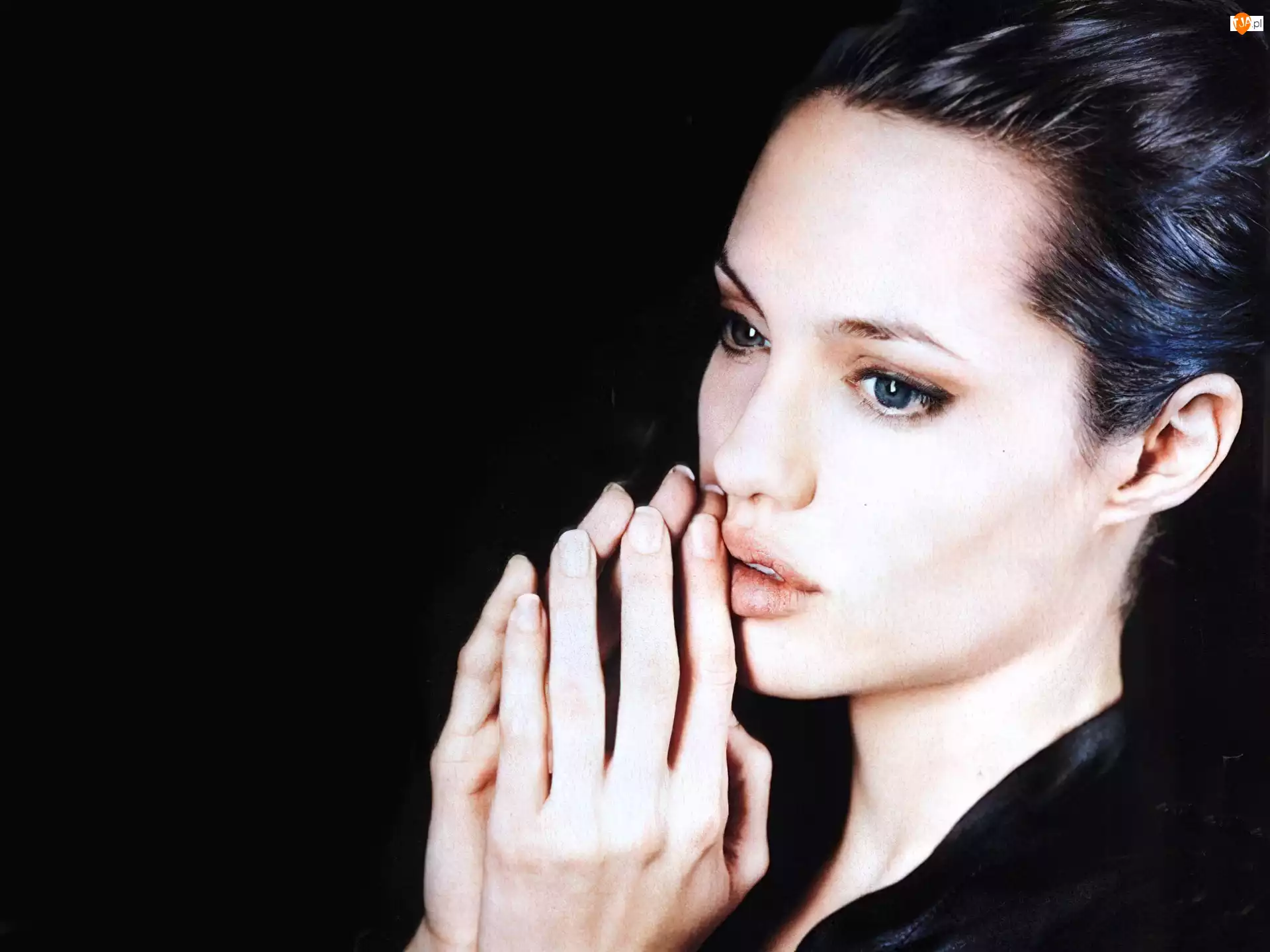 Angelina Jolie, złożone ręce