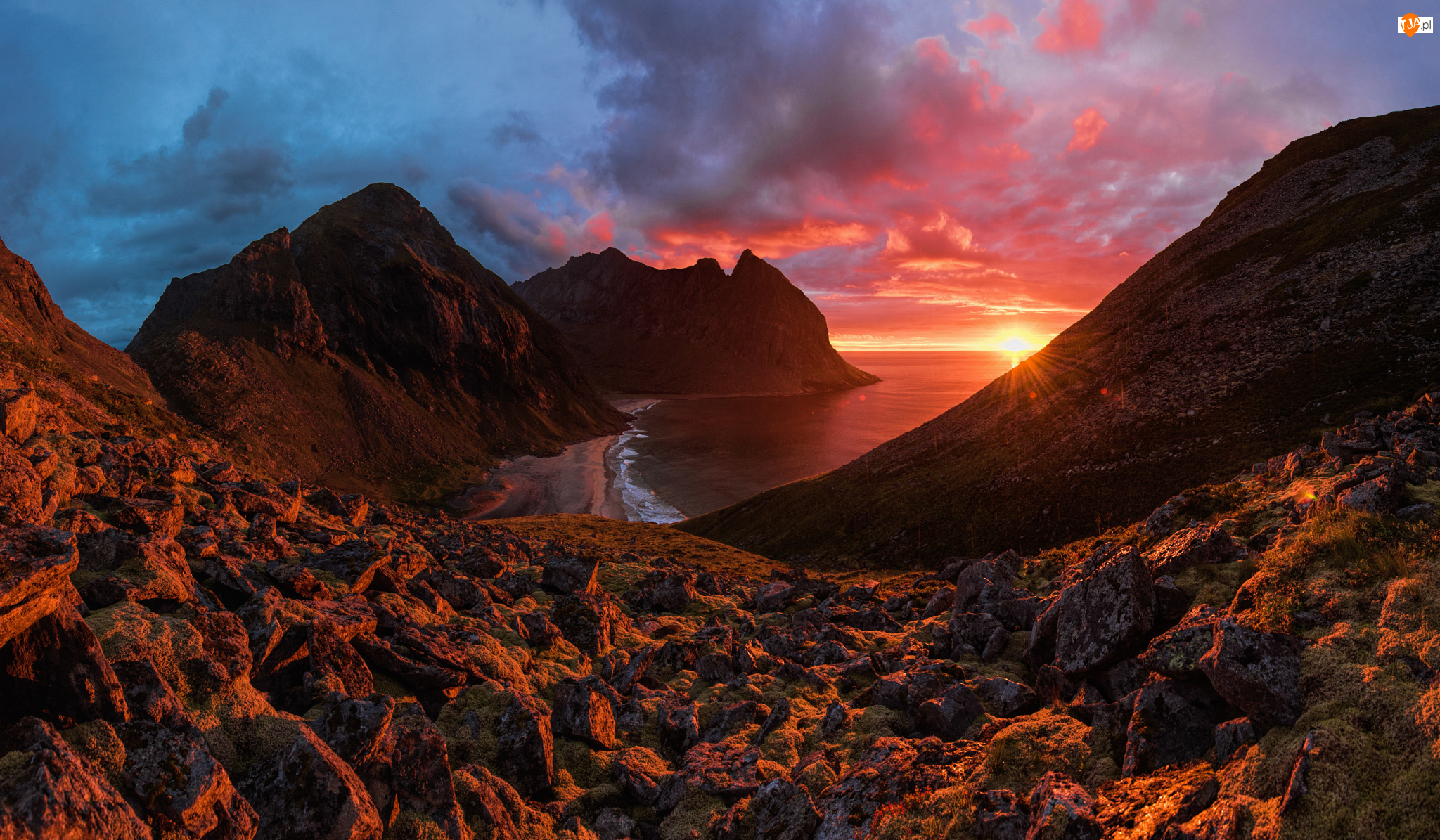 Góry, Plaża Kvalvika, Lofoty, Norwegia, Morze, Wyspa Moskenesøya, Zachód słońca
