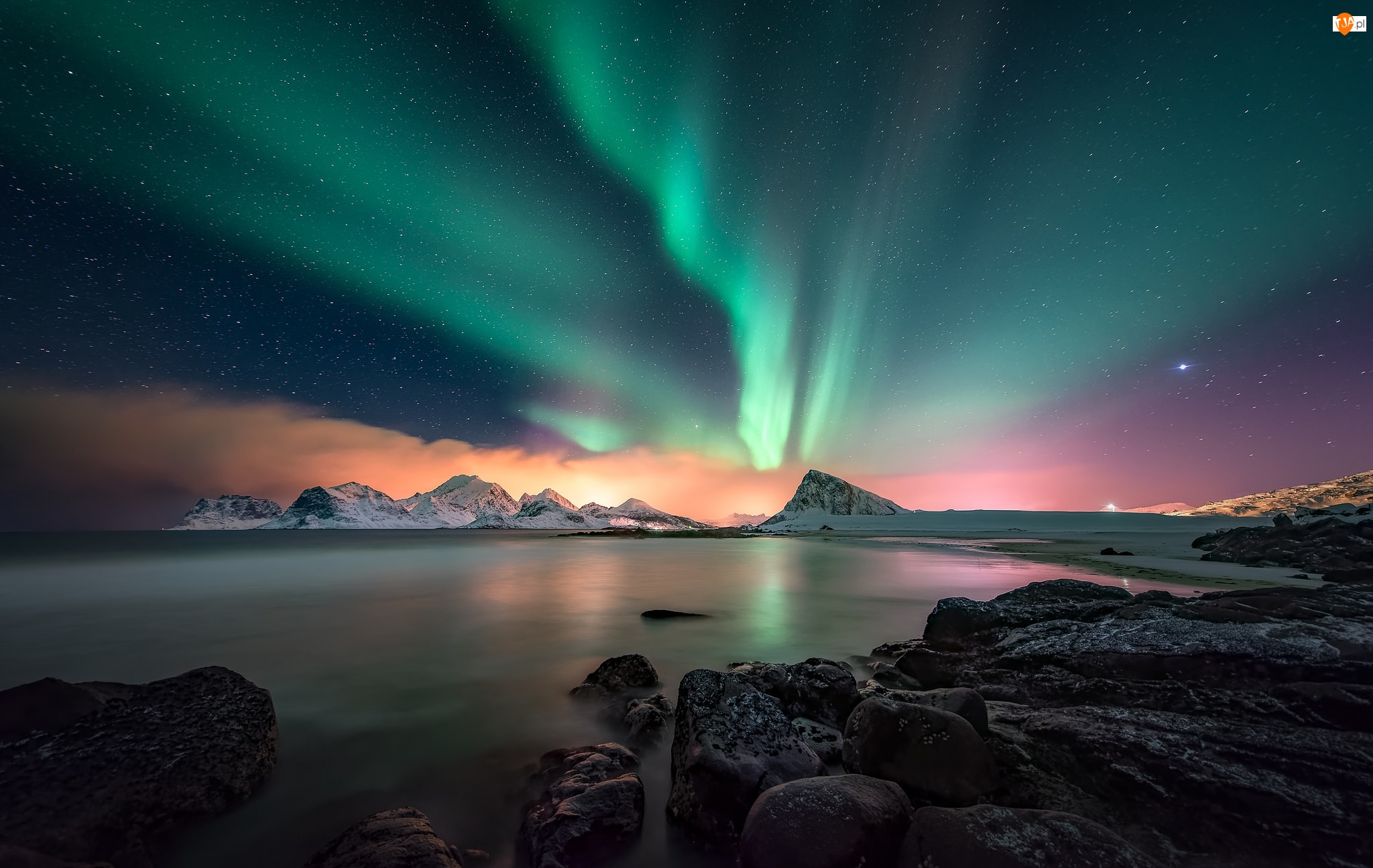 Zorza polarna, Norwegia, Wyspa Flakstadøya, Lofoty, Góry