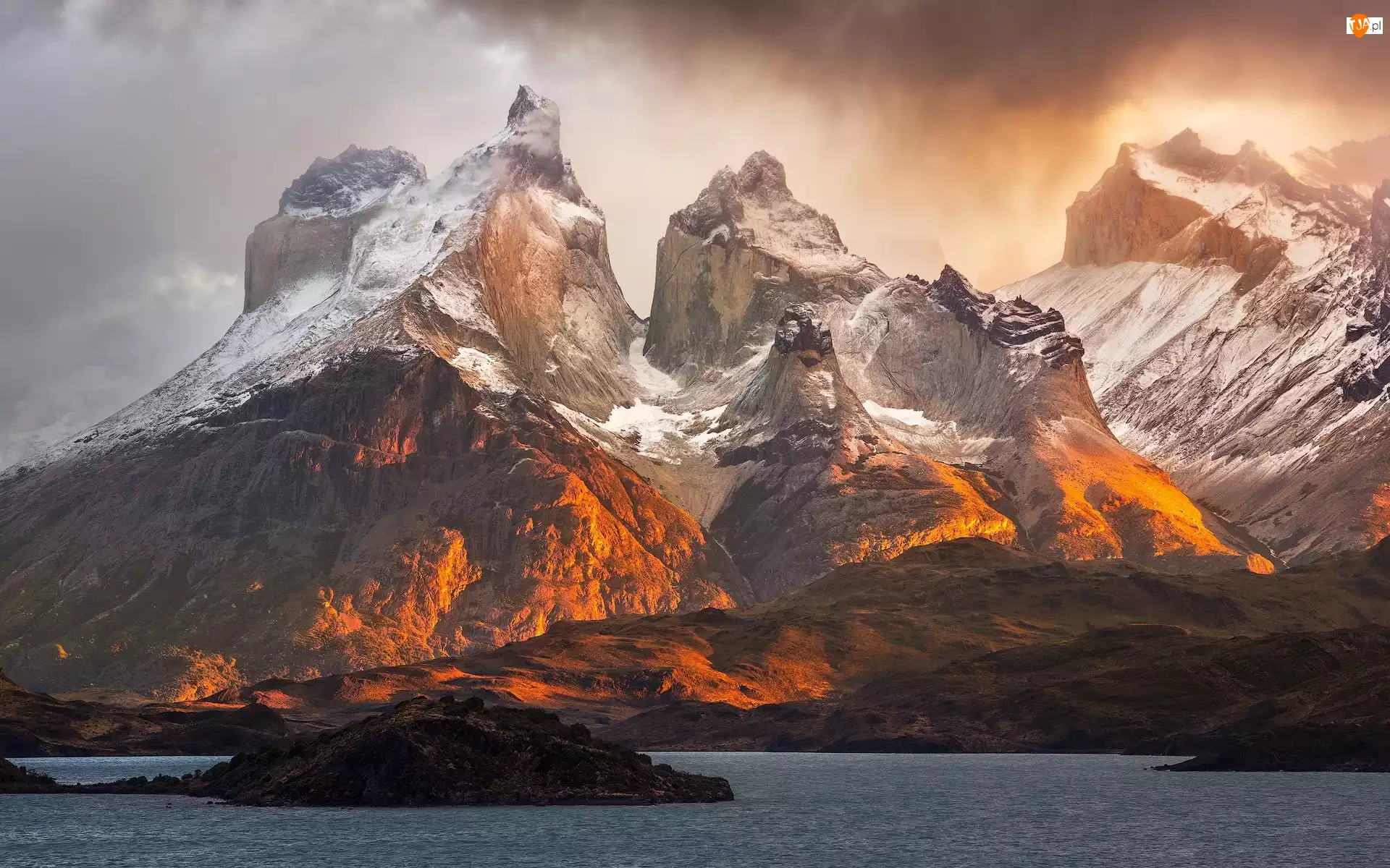Patagonia, Chile, Góry, Park Narodowy Torres del Paine, Torres del Paine, Jezioro PehoĂŠ