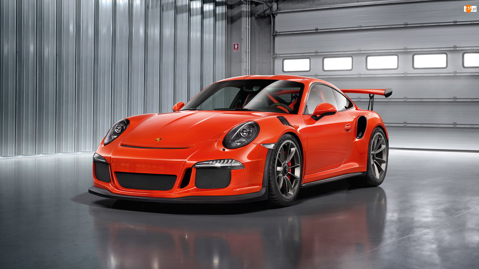 Samochód Porsche 911 GT3 w garażu