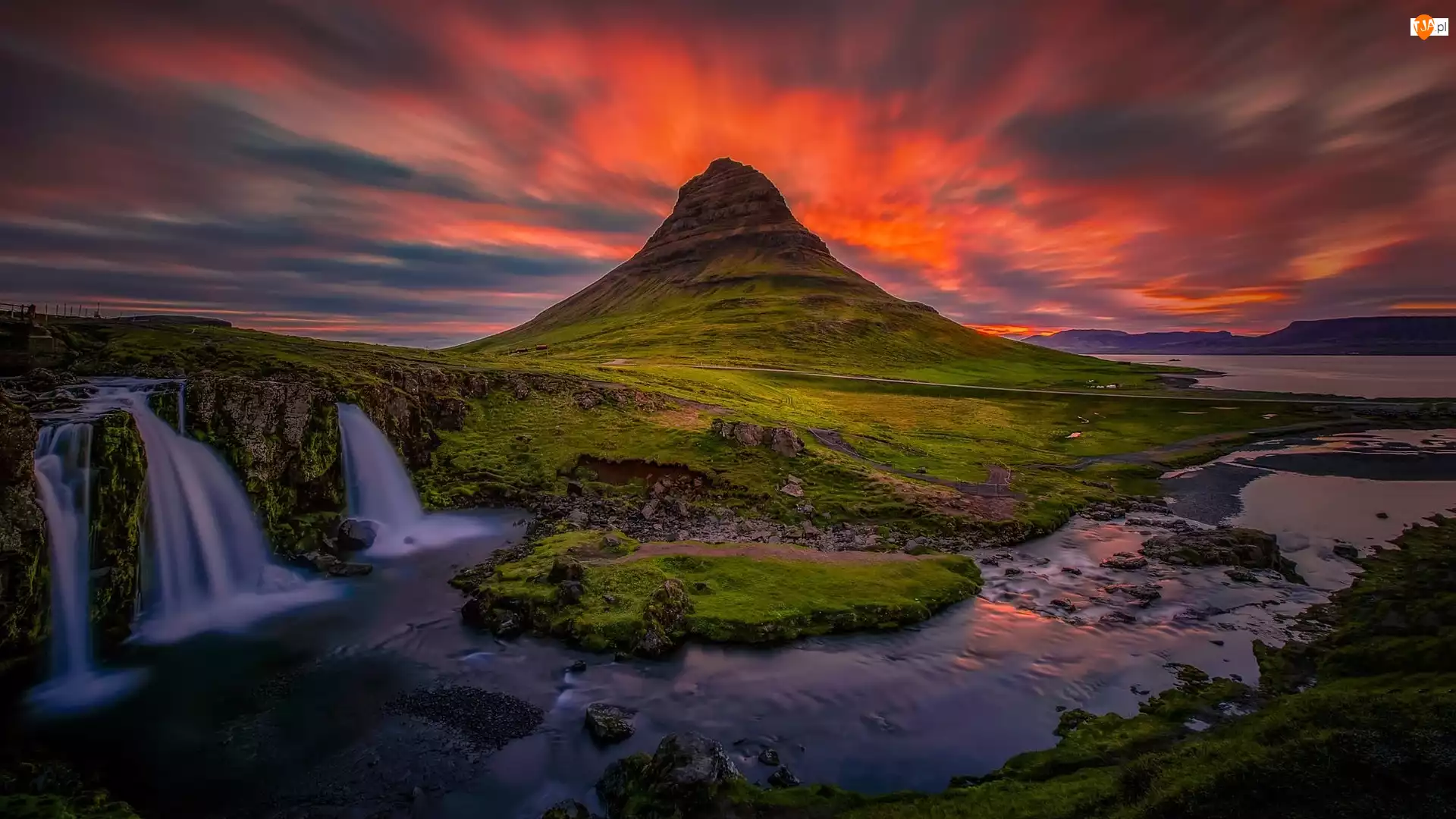 Islandia, Zachód słońca, Góra Kirkjufell, Wodospad