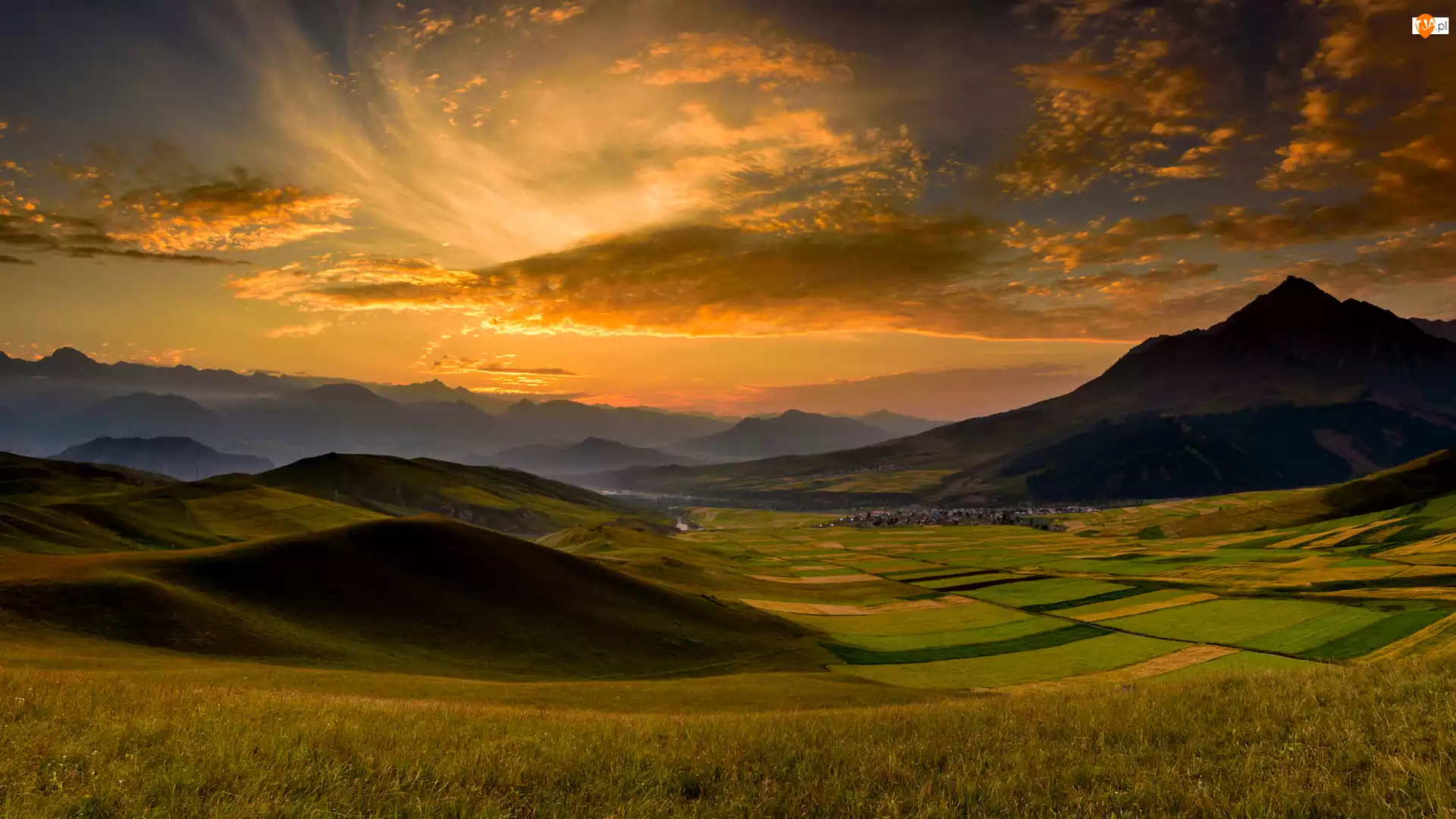 Zachód słońca, Wzgórza, Chiny, Pola Chiny, Góry Qilian Shan, Chmury