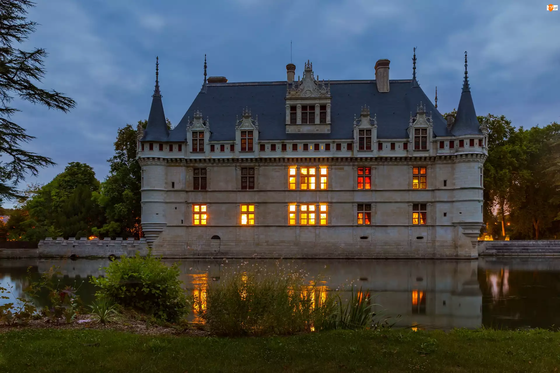 Francja, Wieczór, Zamek w Azay-le-Rideau, Rzeka Indre