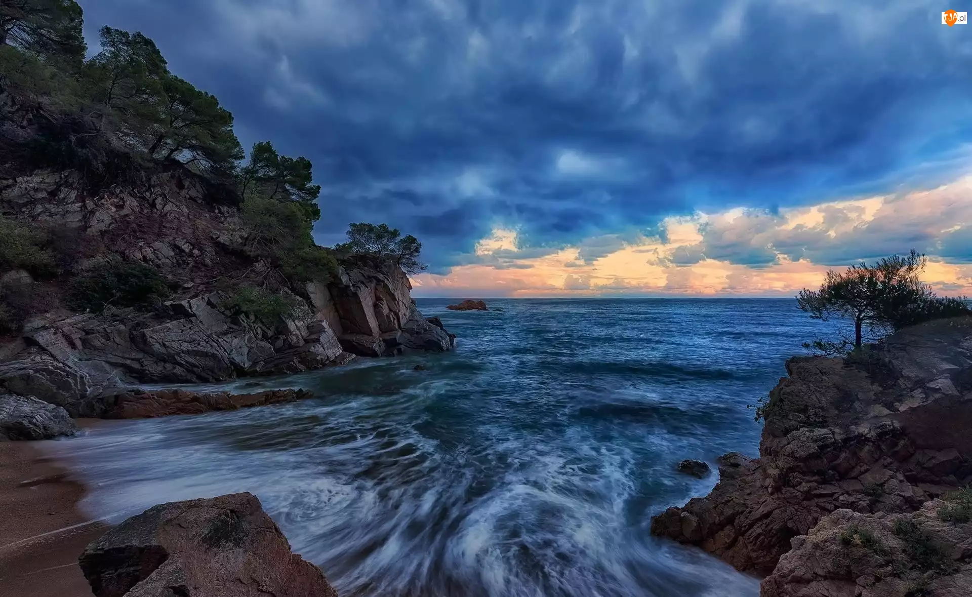 Morze Śródziemne, Zatoka Cala Llevadó, Prowincja Girona, Drzewa, Hiszpania, Chmury, Costa Brava, Skały
