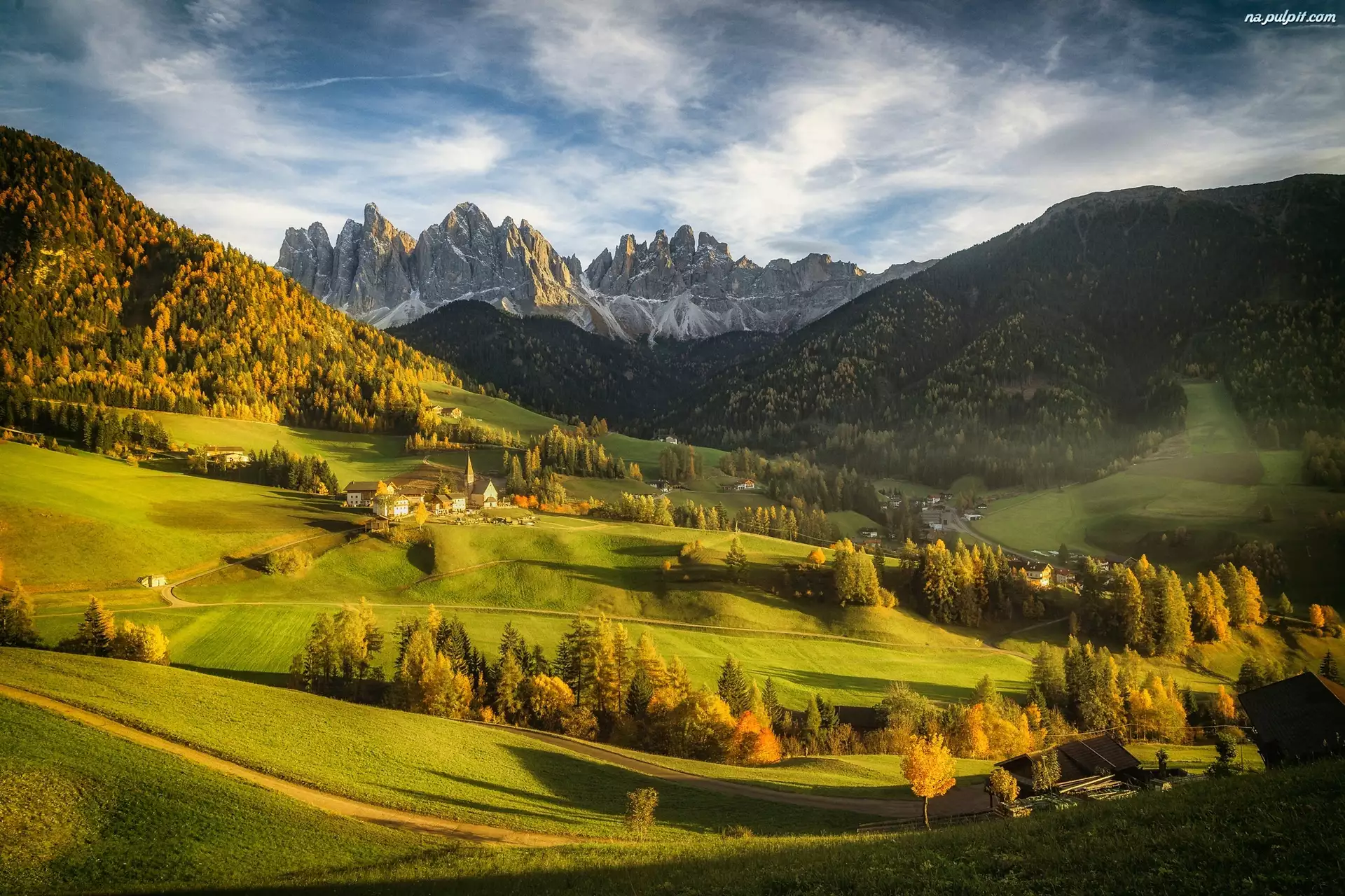 Drzewa, Góry, Jesień, Dolomity, Wieś Santa Maddalena, Włochy, Lasy, Dolina Val di Funes, Masyw Odle