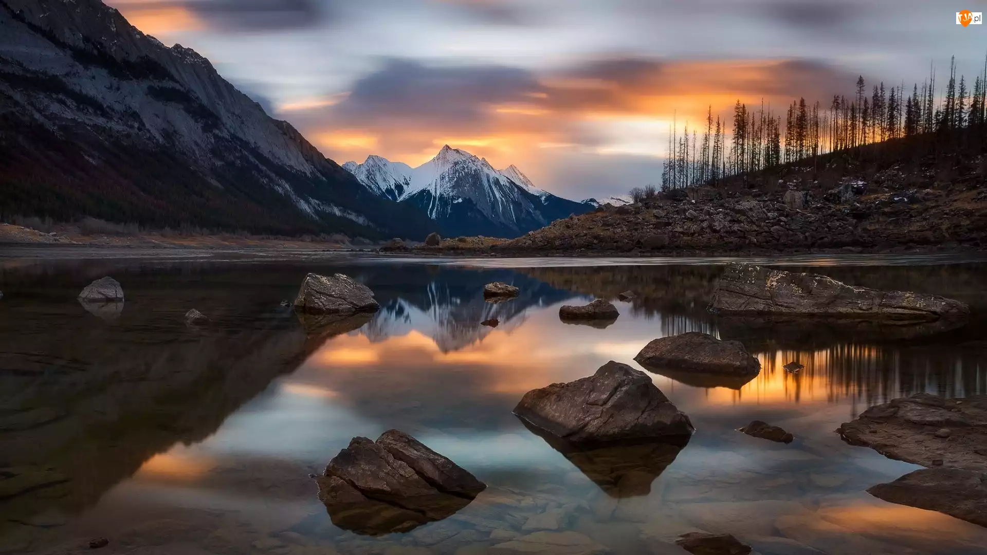 Zachód Słońca, Jezioro Medicine Lake, Park Narodowy Jasper, Kanada, Odbicie, Góry, Kamienie
