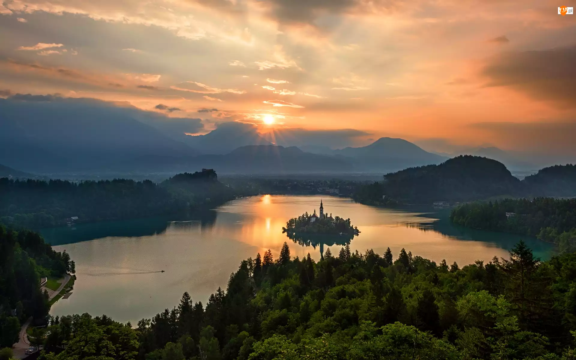 Wyspa Blejski Otok, Góry Alpy Julijskie, Drzewa
, Słowenia, Chmury, Zachód słońca, Jezioro Bled