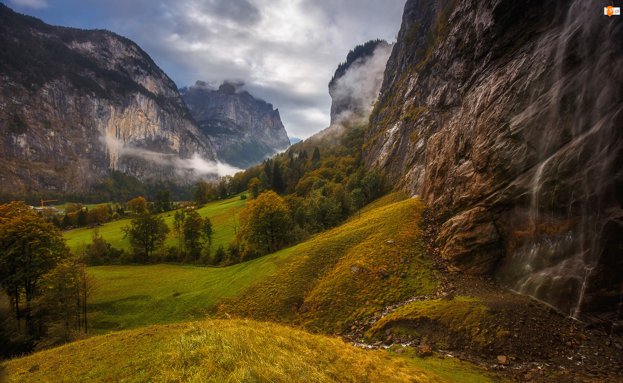 Jesień, Góry Alpy, Oberland Berneński, Trawa, Szwajcaria, Skały, Dolina Lauterbrunnental, Drzewa