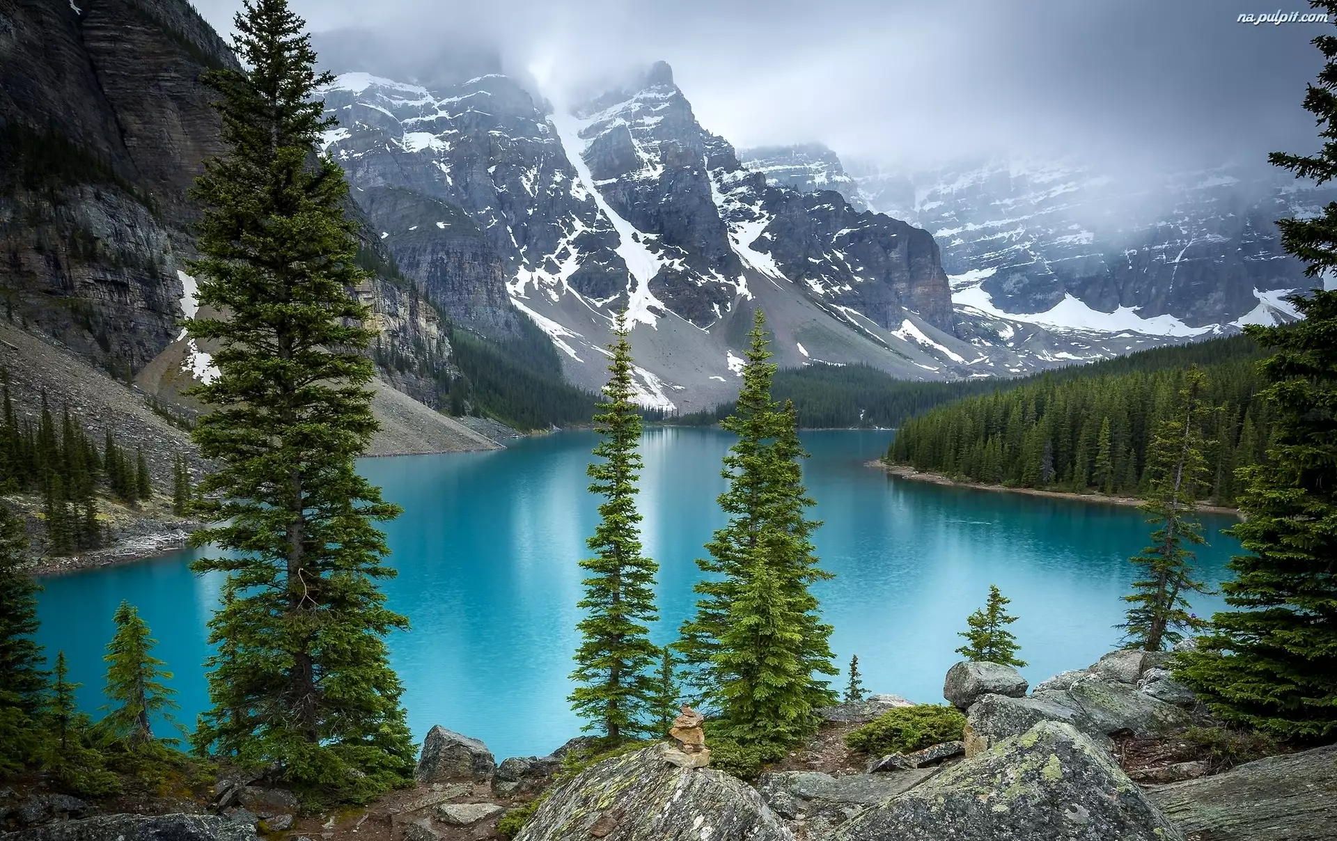 Chmury, Jezioro Moraine, Prowincja Alberta, Kanada, Świerki, Park Narodowy Banff, Drzewa