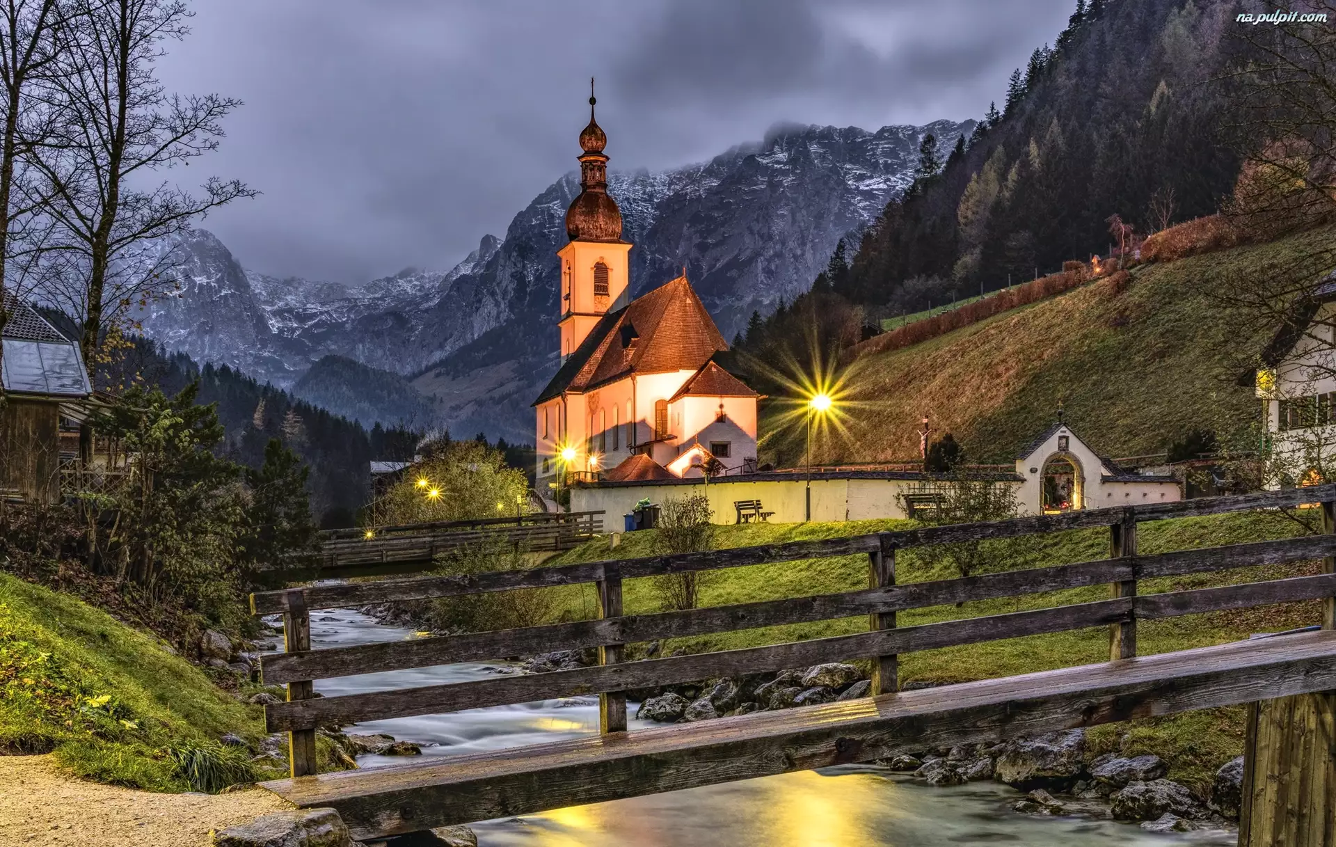 Ramsau bei Berchtesgaden, Góry Alpy, Bawaria, Rzeka Ramsauer Ache, Niemcy, Most, Park Narodowy Berchtesgaden, Kościół św. Sebastiana