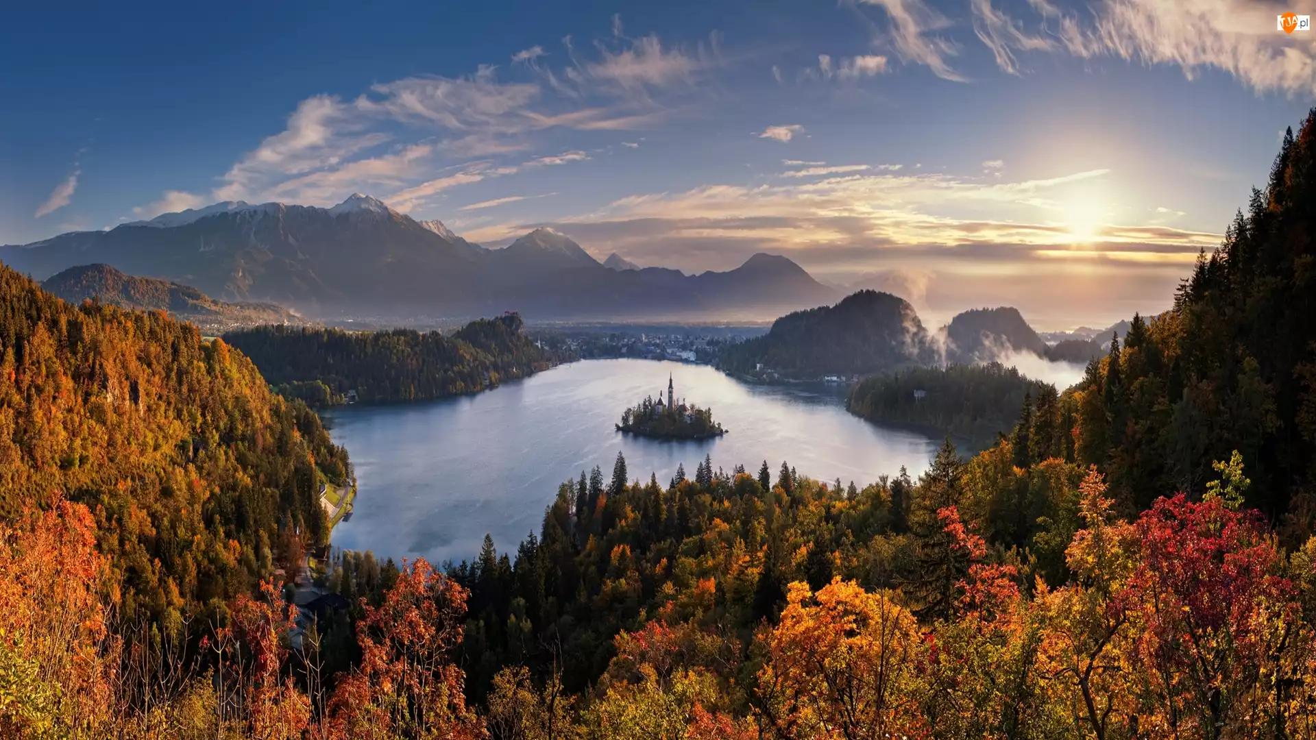Jesień, Las, Góry Alpy Julijskie, Drzewa, Wyspa Blejski Otok, Chmury, Słowenia, Mgła, Jezioro Bled, Wschód słońca