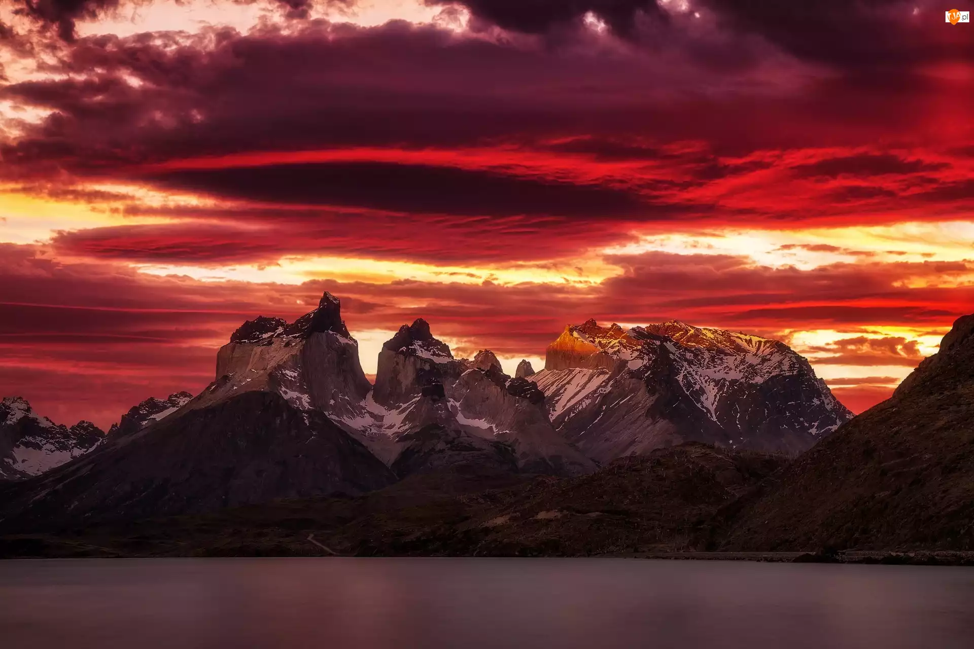Zachód słońca, Góry, Jezioro, Zachód Słońca, Patagonia, Chile, Cordillera del Paine, Park Narodowy Torres del Paine, Jezioro Lake Pehoé, Chmury