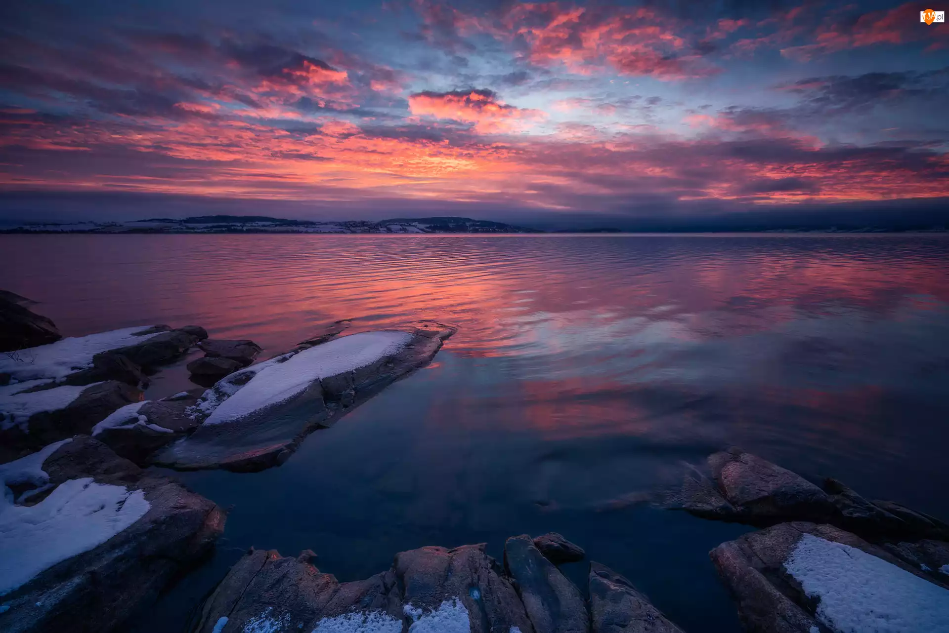 Jezioro Tyrifjorden, Kamienie, Wschód słońca, Norwegia, Chmury, Śnieg, Zima
