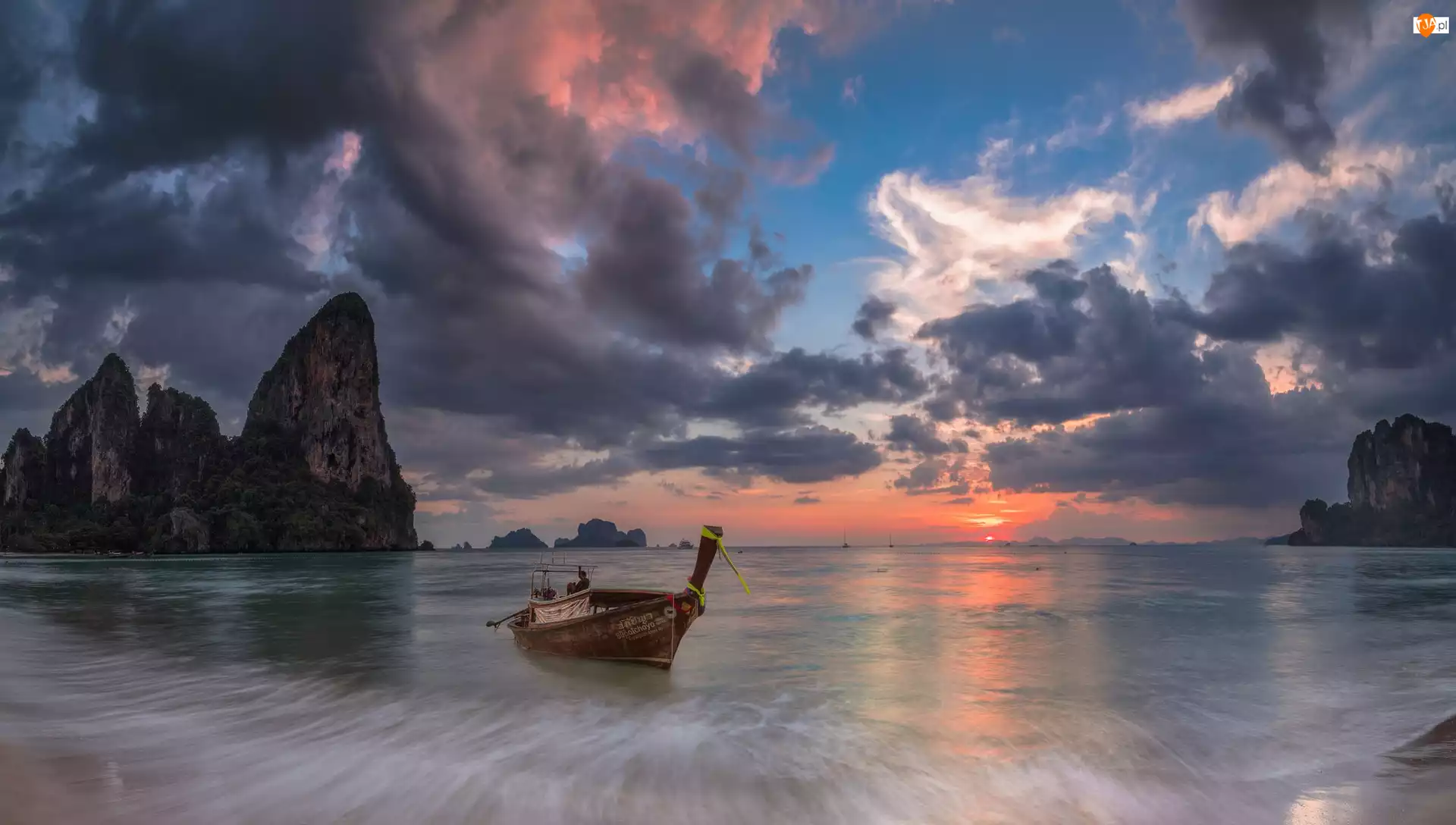 Prowincja Krabi, Tajlandia, Skały, Plaża Railay, Łódka, Morze Andamańskie, Zachód słońca