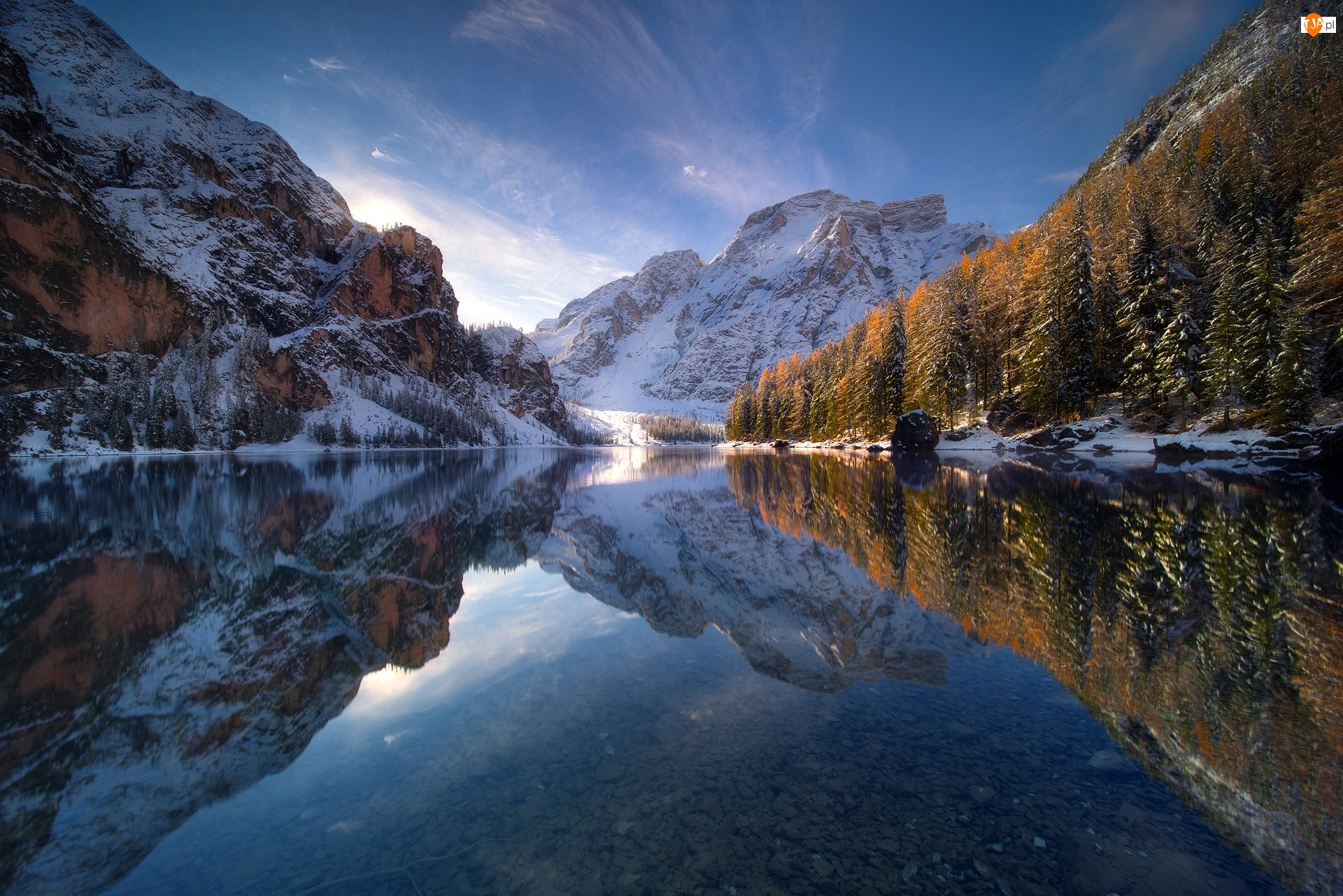 Jezioro Pragser Wildsee, Włochy, Odbicie, Zima, Góry Dolomity, Drzewa