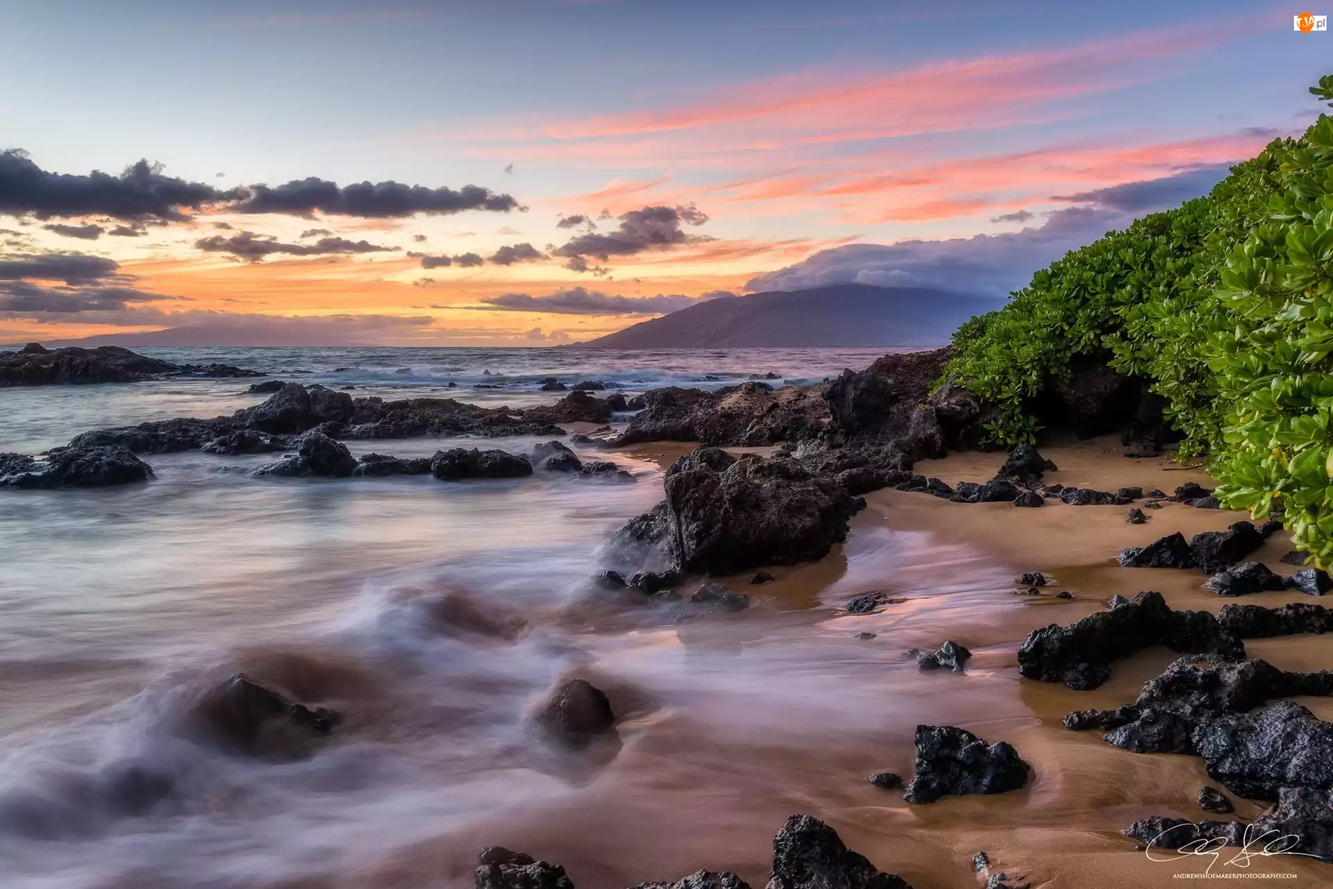 Wyspa Maui, Morze, Kamienie, Hawaje, Roślinność, Chmury, Zachód słońca