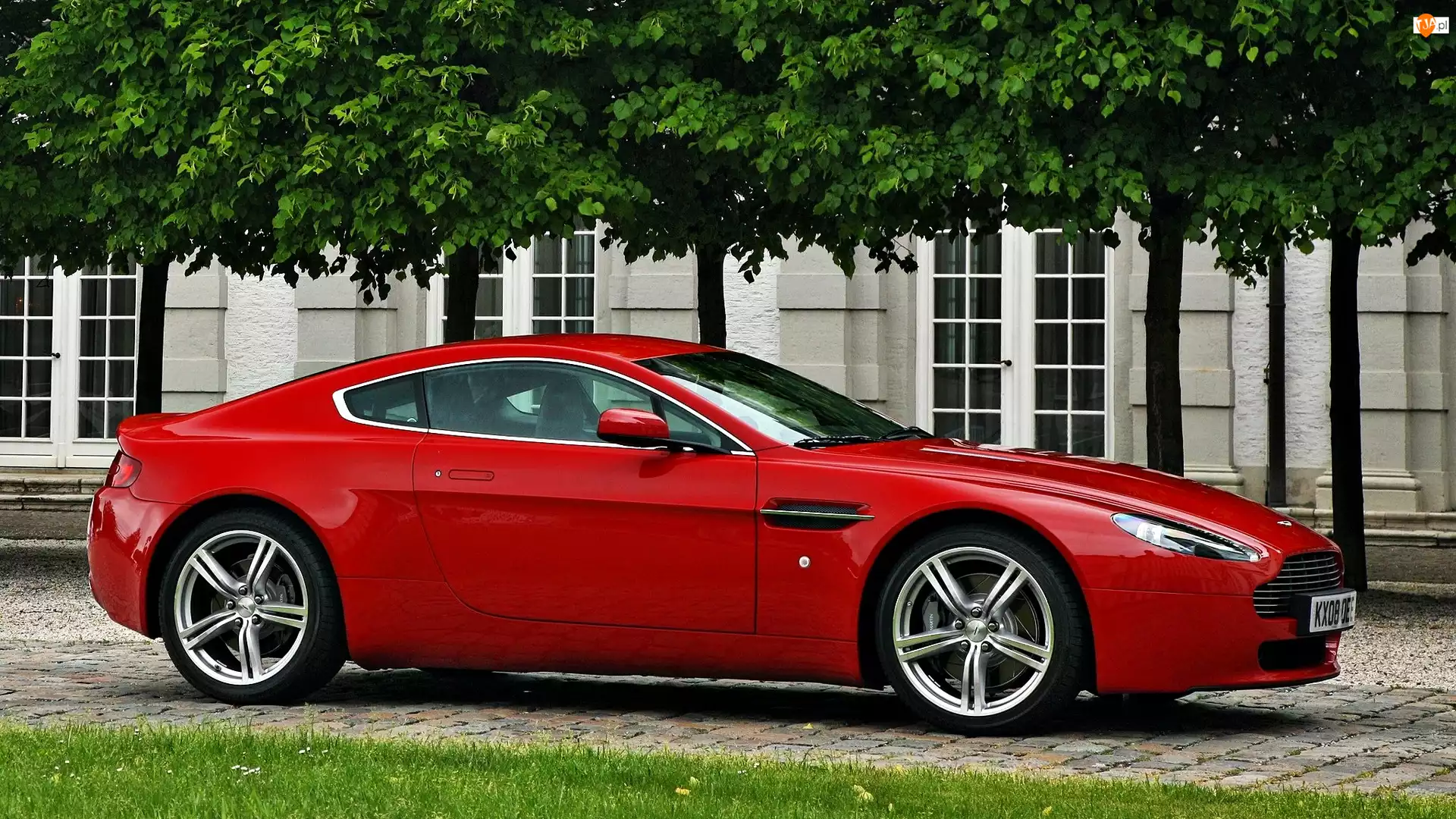 Aston Martin V8 Vantage, Czerwony