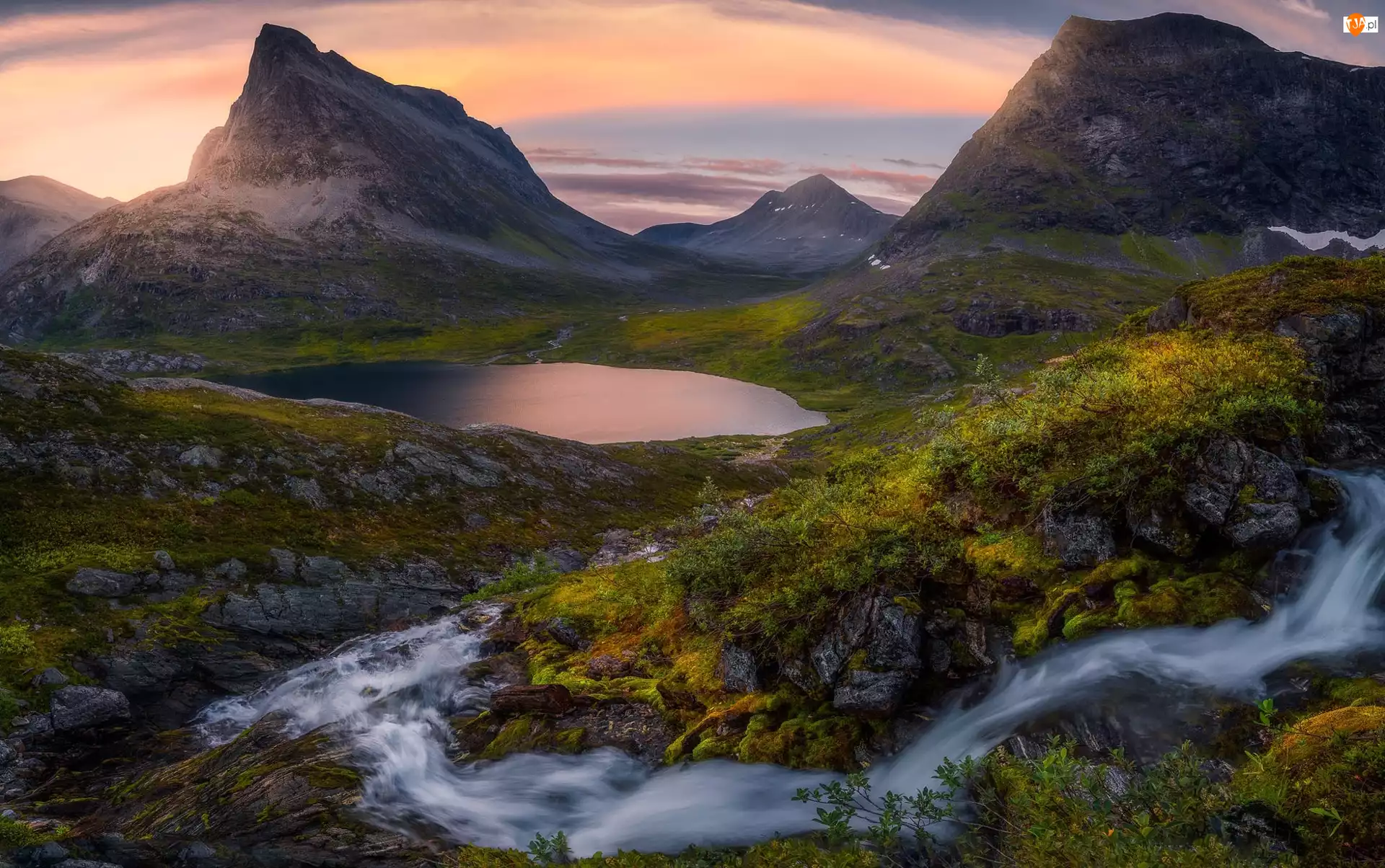 Norwegia, Dolina Romsdalen, Jezioro, Roślinność, Góry, Wodospad