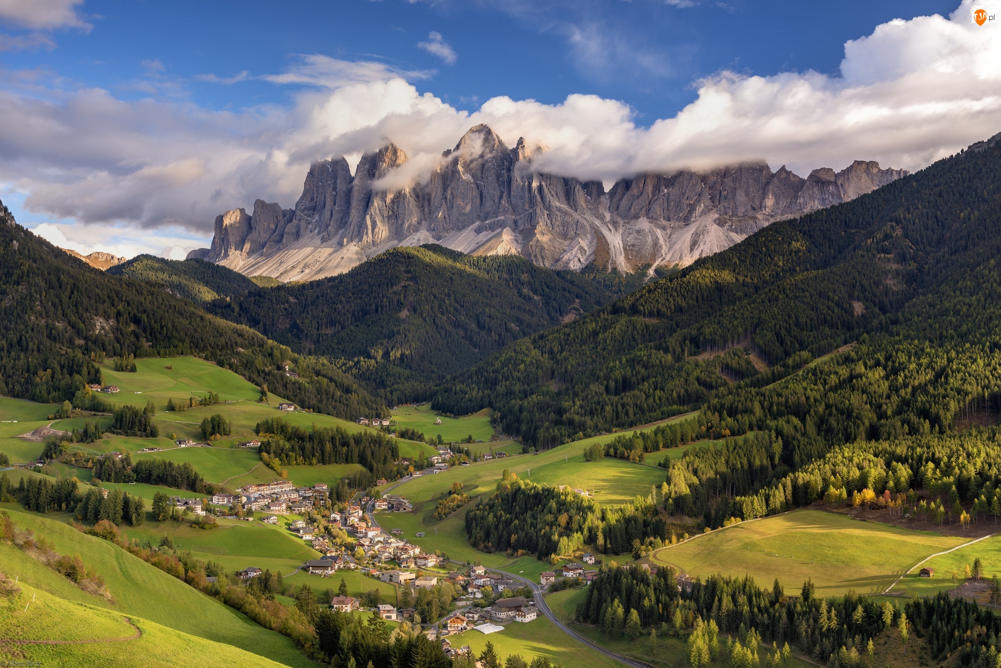 Region Trydent-Górna Adyga, Włochy, Drzewa, Dolina, Prowincja Bolzano-Alto Adige, Góry Dolomity