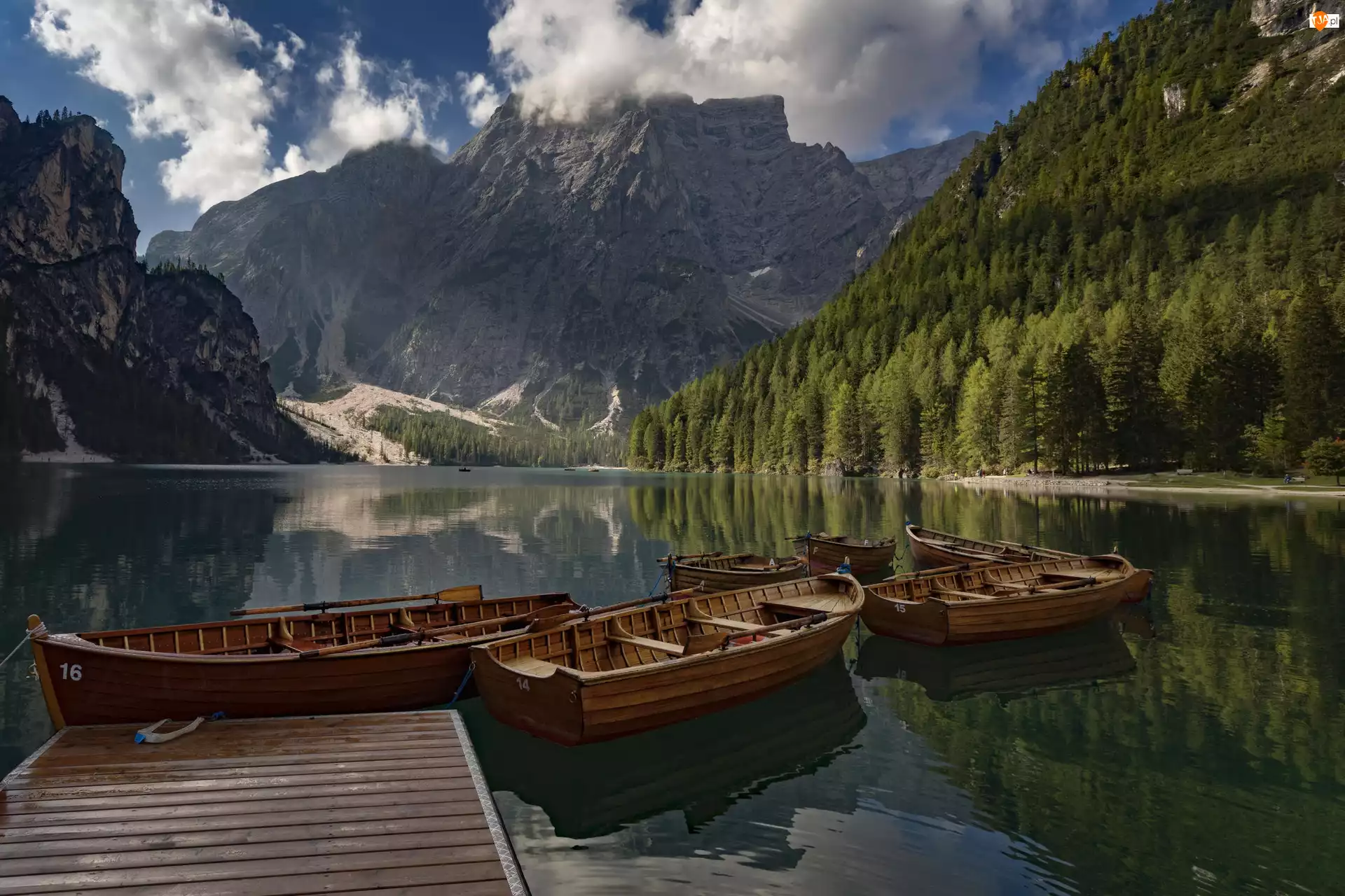 Łódki, Włochy, Góry Dolomity, Las, Jezioro Pragser Wildsee, Pomost, Chmury, Lago di Braies