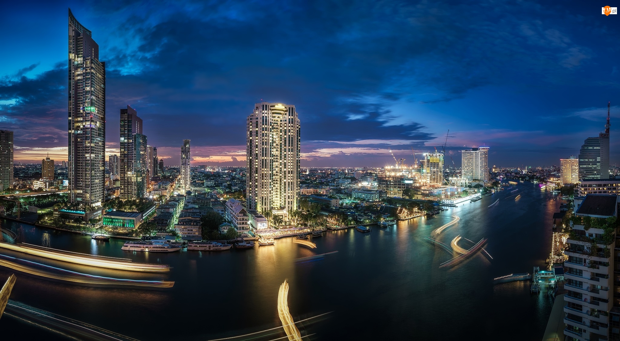 Bangkok, Dzielnica Khlong San, Rzeka Chao Phraya River, Zmrok, Tajlandia, Wieżowce