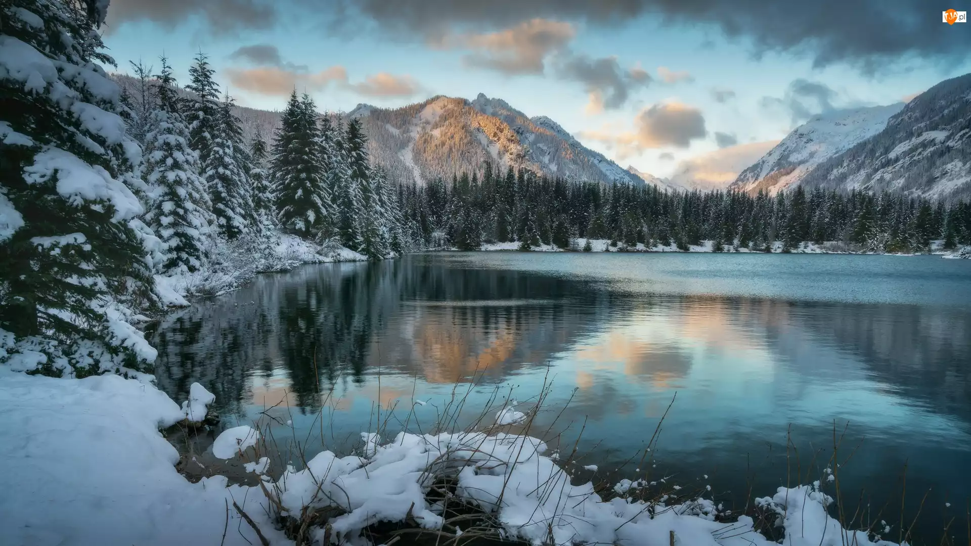Jezioro Gold Creek Pond, Zima, Śnieg, Stan Waszyngton, Drzewa, Góry Kaskadowe, Stany Zjednoczone, Lasy